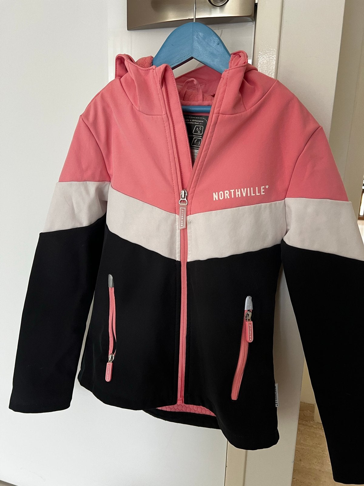 Northville Softshell Jas Maat 140 - Roze, Wit, Zwart, Ophalen, Zo goed als nieuw, Meisje, Jas