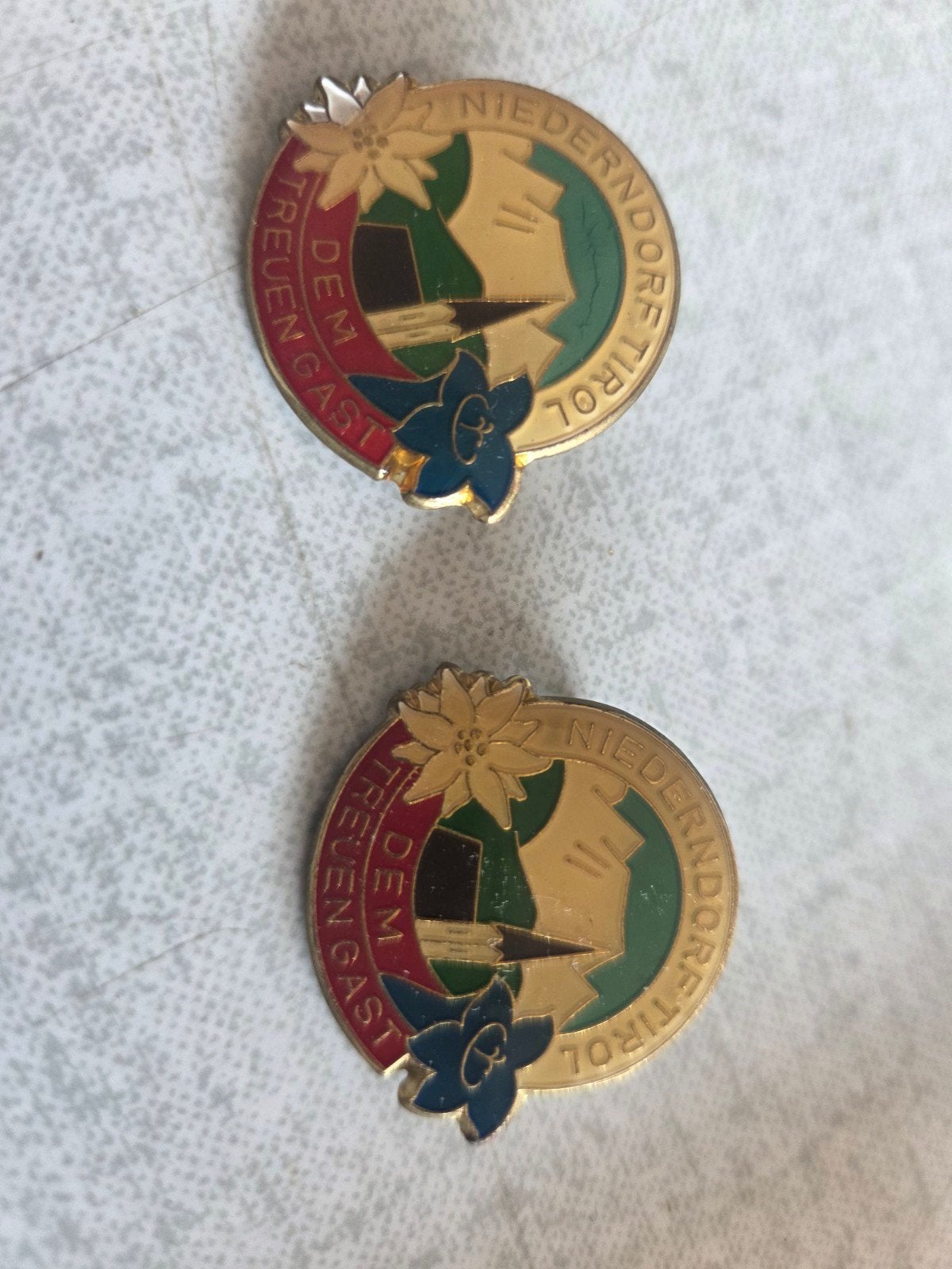 2x Vintage Speldje Niederdorf Tirol Dem Treuen Gast, Ophalen of Verzenden, Stad of Land, Speldje of Pin