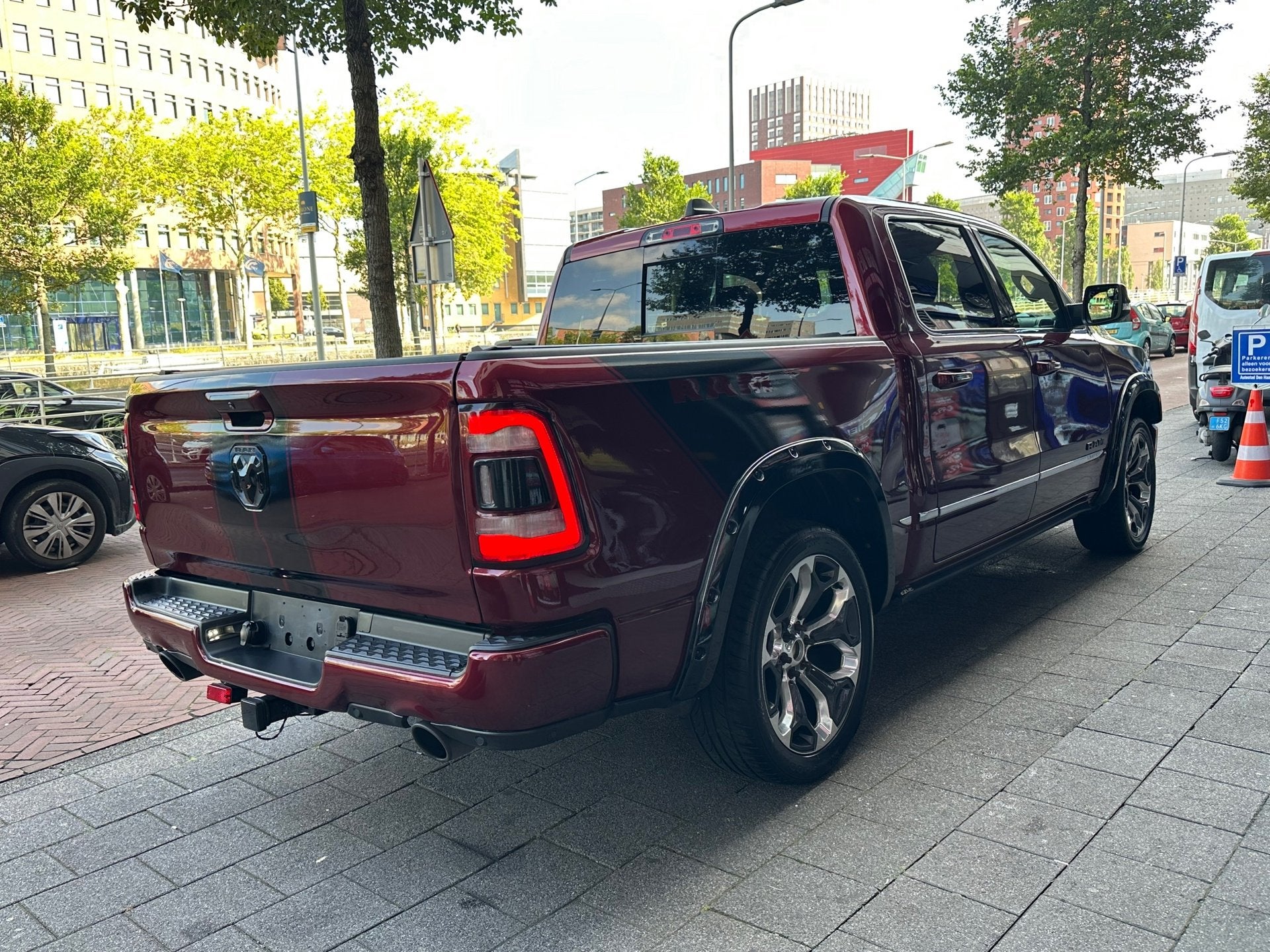 Dodge Ram 1500 5.7 V8 4x4 Crew Cab Limited Leer Pano, Auto's, Automaat, Gebruikt, 5654 cc, Lichtsensor