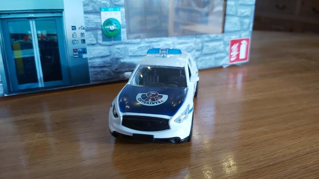Politie Modelauto politie  Baskenland- Zo goed als nieuw, Ophalen of Verzenden, Zo goed als nieuw, Auto, Overige merken