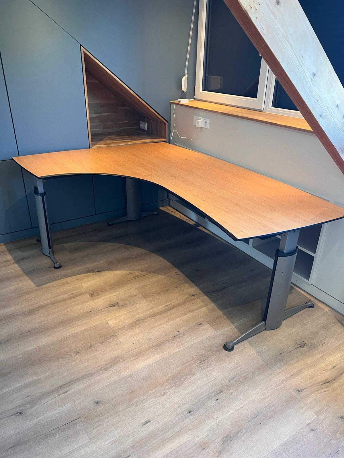 Hoekbureau met verstelbare poten - Modern en functioneel, Huis en Inrichting, Ophalen, Gebruikt, Hout, Hoekbureau