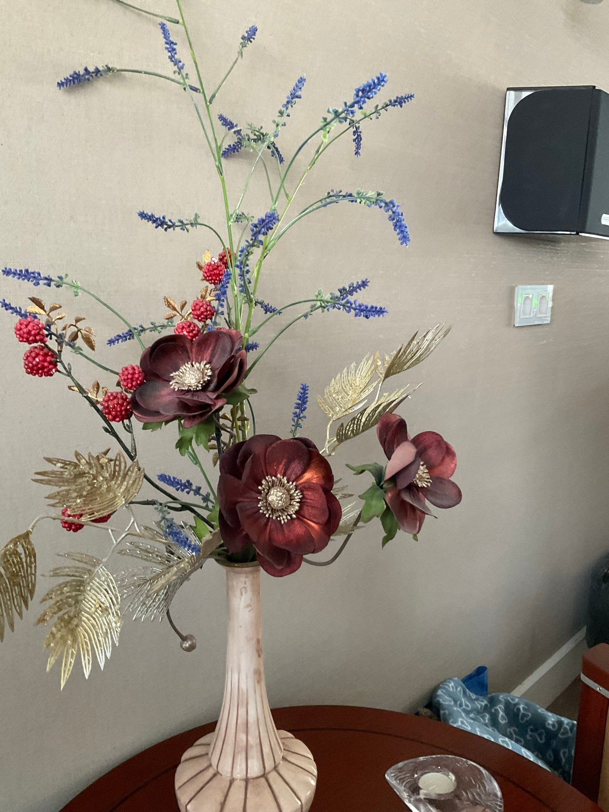 Decoratieve vaas met kunstbloemen en bessen, Huis en Inrichting, Gebruikt, Meerkleurig, Inclusief decoratie, Ophalen of Verzenden