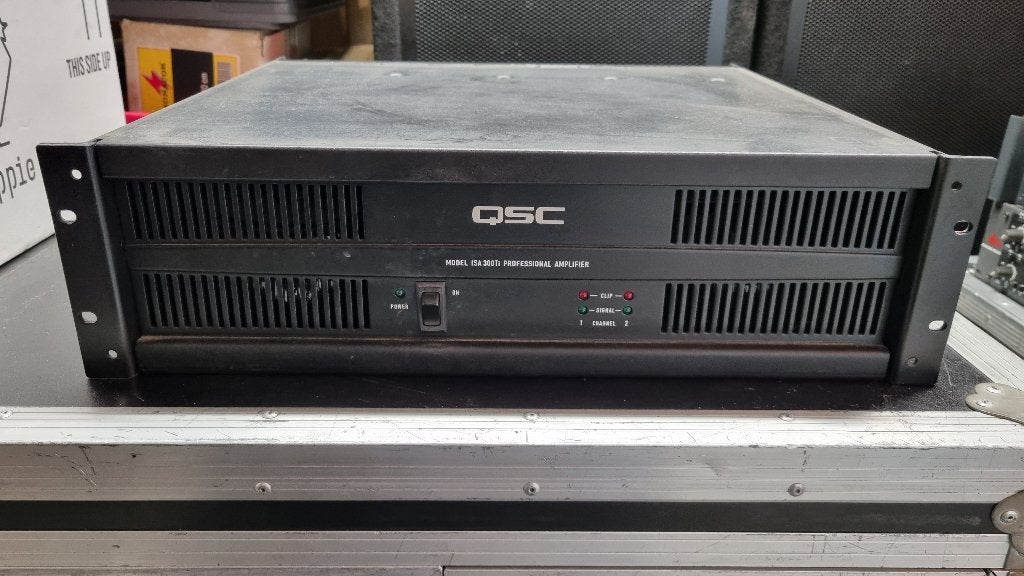 QSC ISA 300 Ti 100V versterker amp, Gebruikt, Complete surroundset, 120 watt of meer, Ophalen