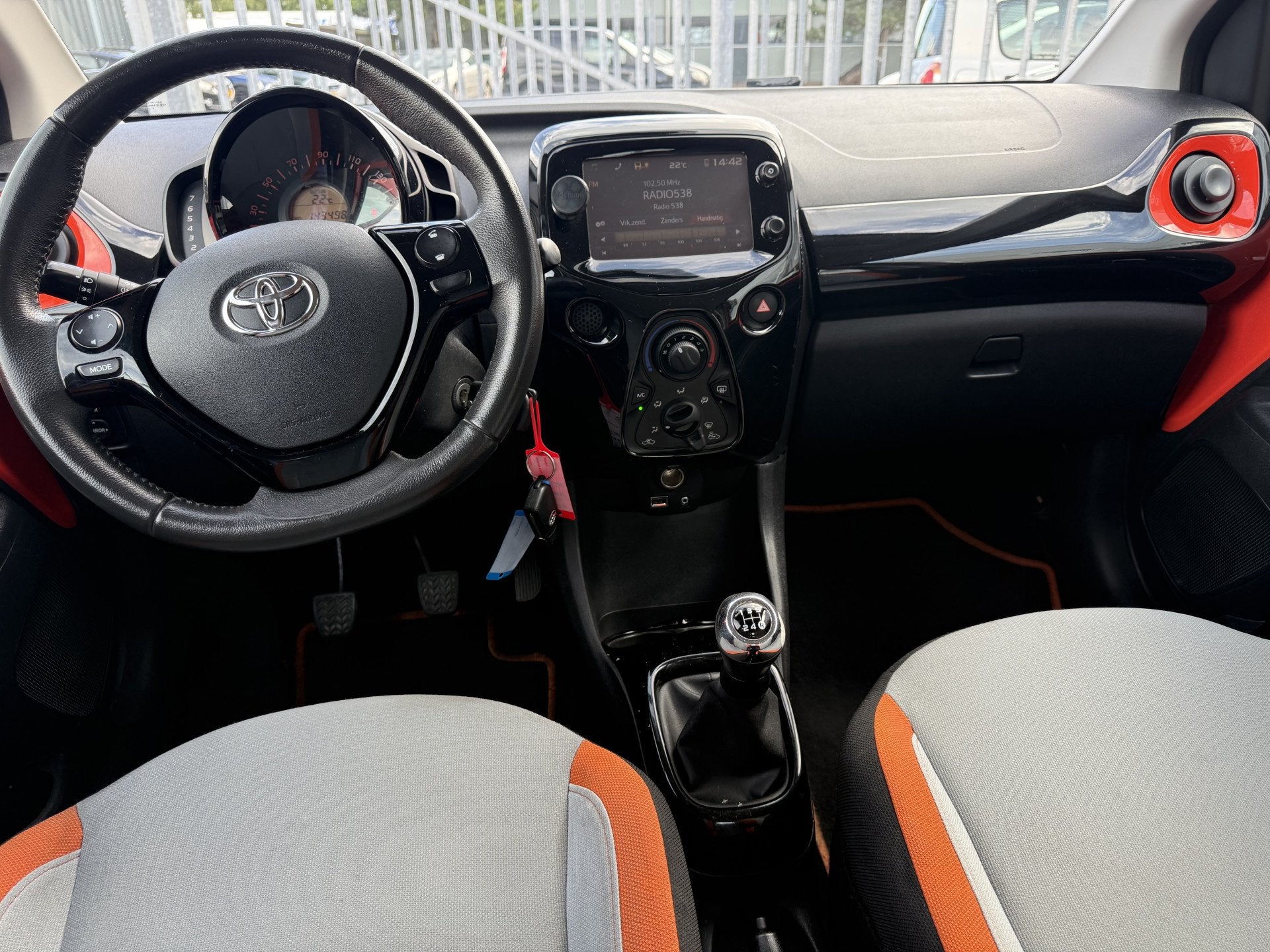 Toyota Aygo 1.0 VVT-i x-wave Airco, Camera, Bluetooth tel, e, Auto's, Euro 5, Stof, Gebruikt, Zwart