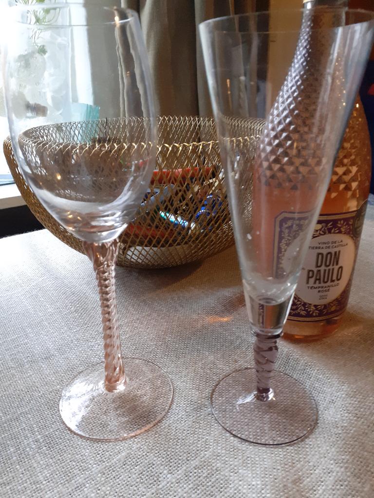 4 glazen met gekleurde voet, Verzenden
