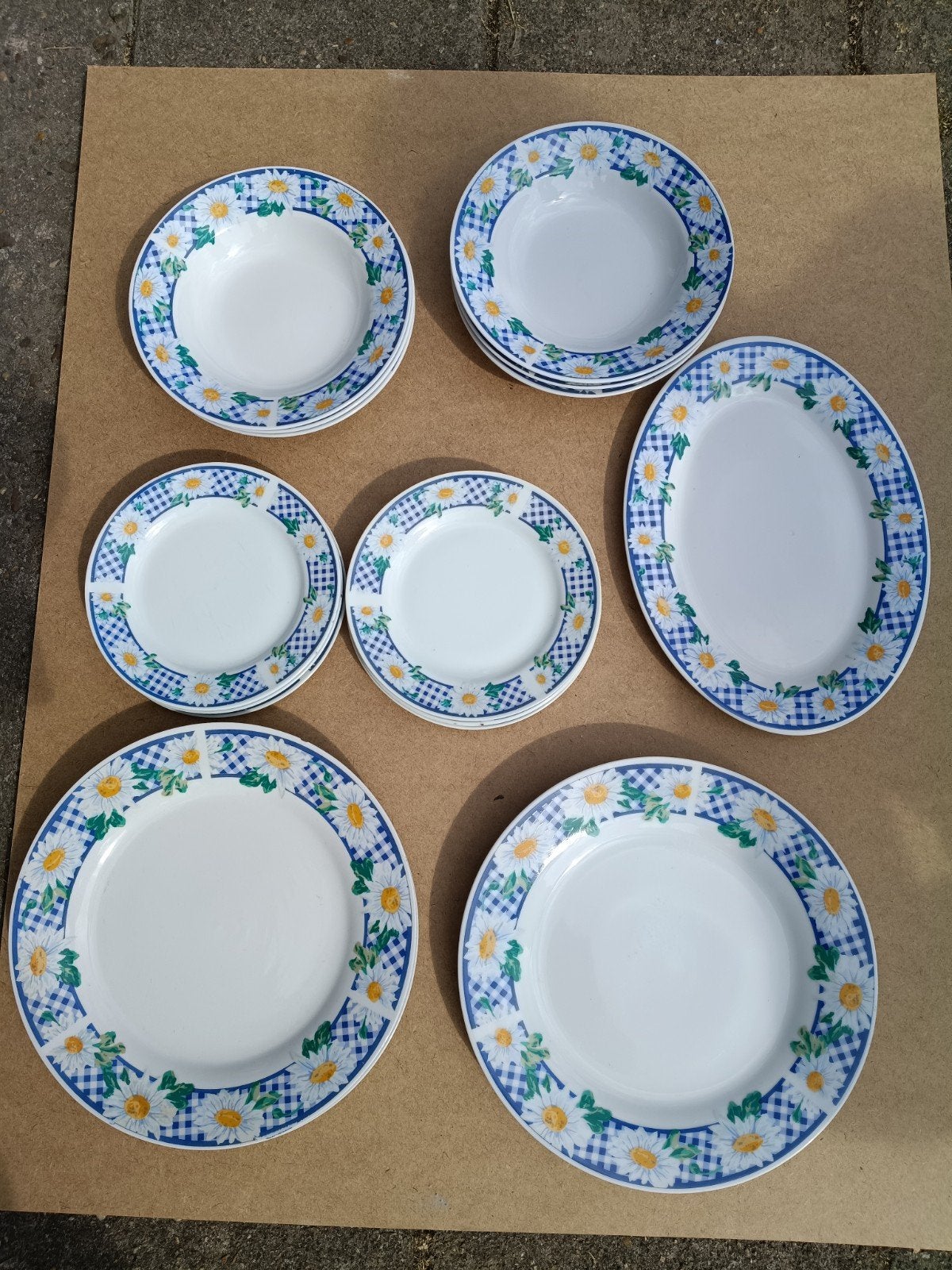 Zonnebloem servies 17 delig, Ophalen of Verzenden, Keramiek, Overige stijlen, Bord(en)