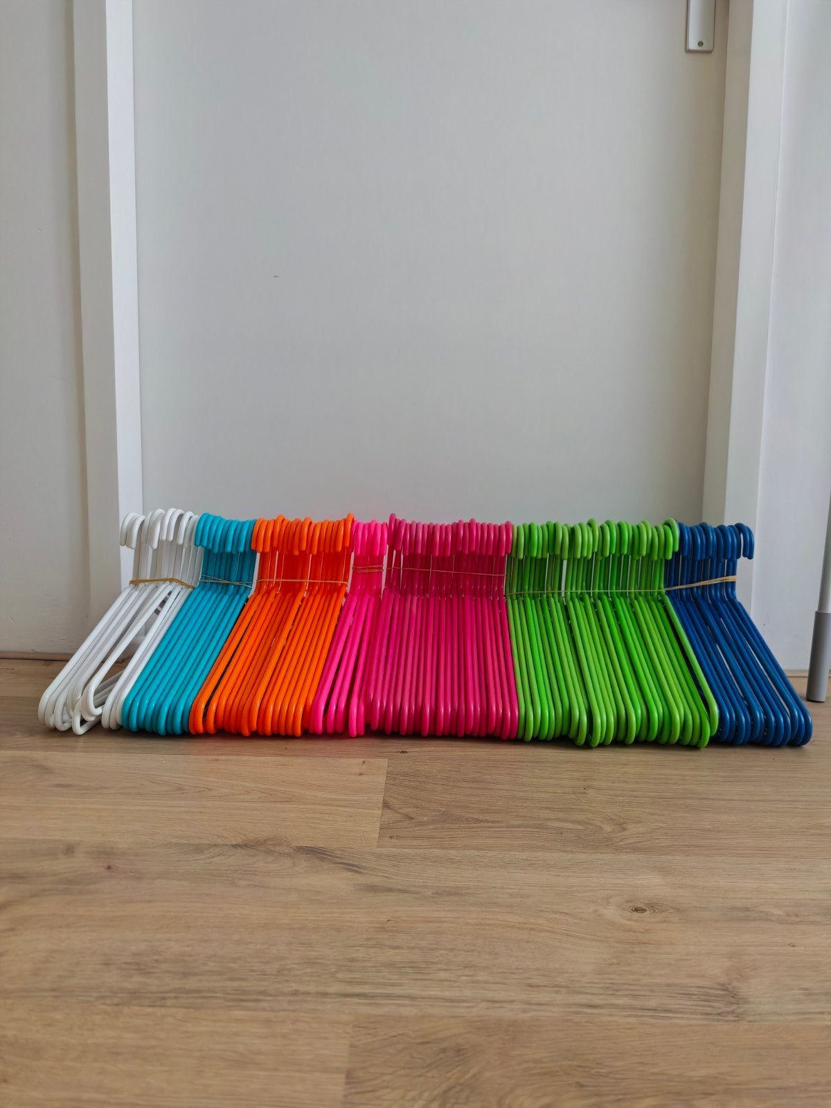 95 Gekleurde kledinghangers, Ophalen of Verzenden, Gebruikt, Kunststof, Kinderen en Volwassenen