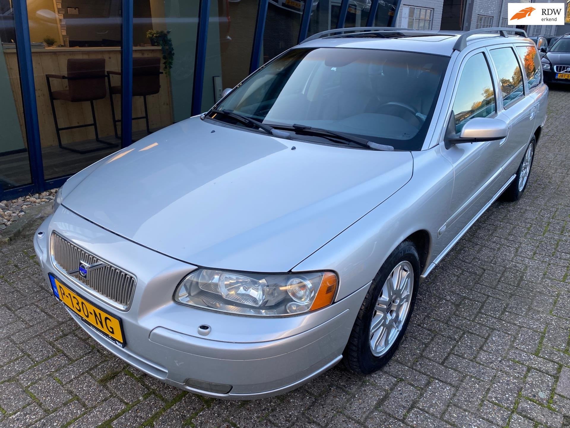 Volvo V70 2.4 Momentum LEER / SUNROOF / PDC / TREKHAAK, Auto's, Volvo, Voorwielaandrijving, Zwart, Euro 4, 84 €/maand