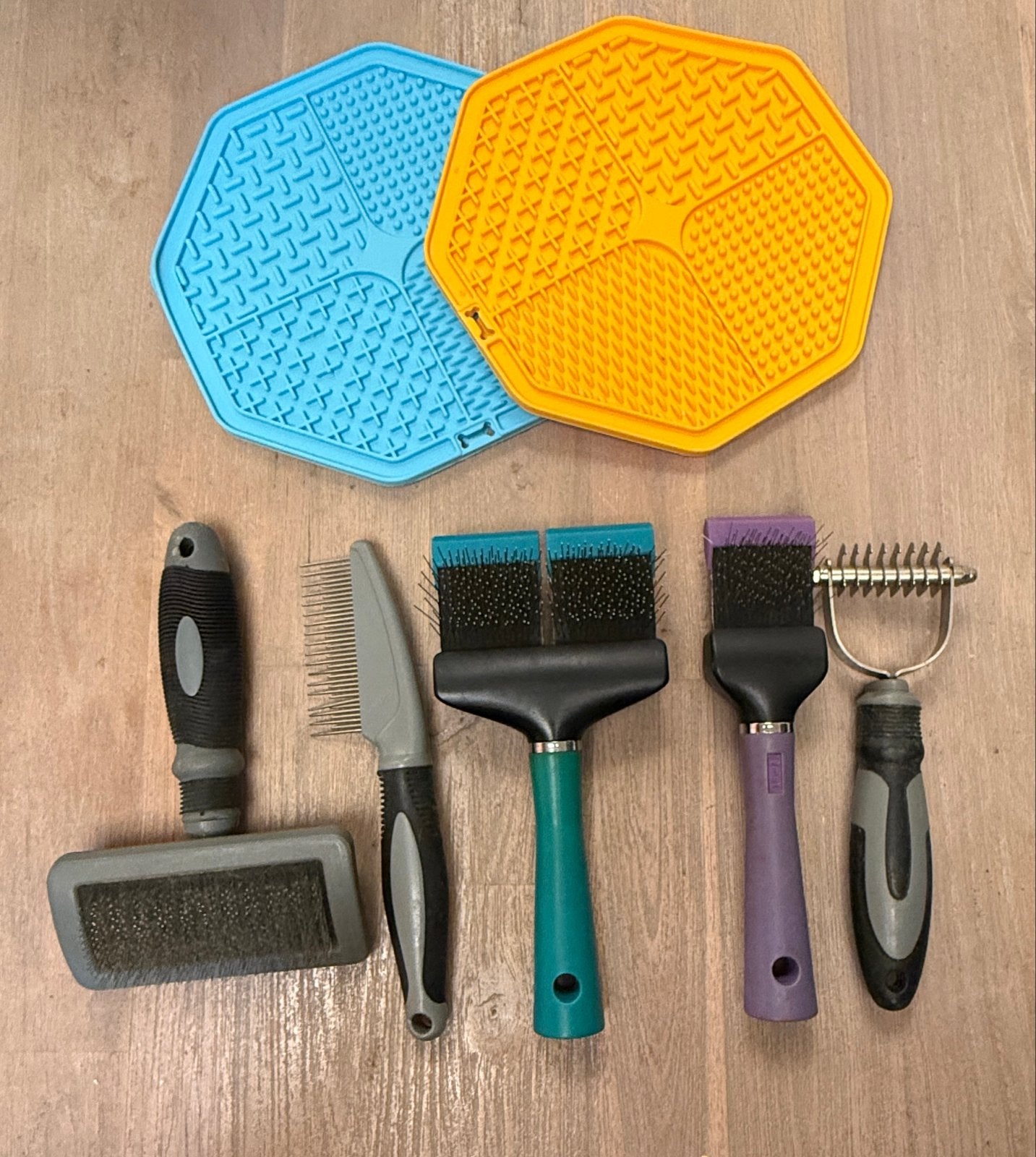 Mooie set trimborstels en likmatten, Dieren en Toebehoren, Honden-accessoires, Ophalen, Zo goed als nieuw