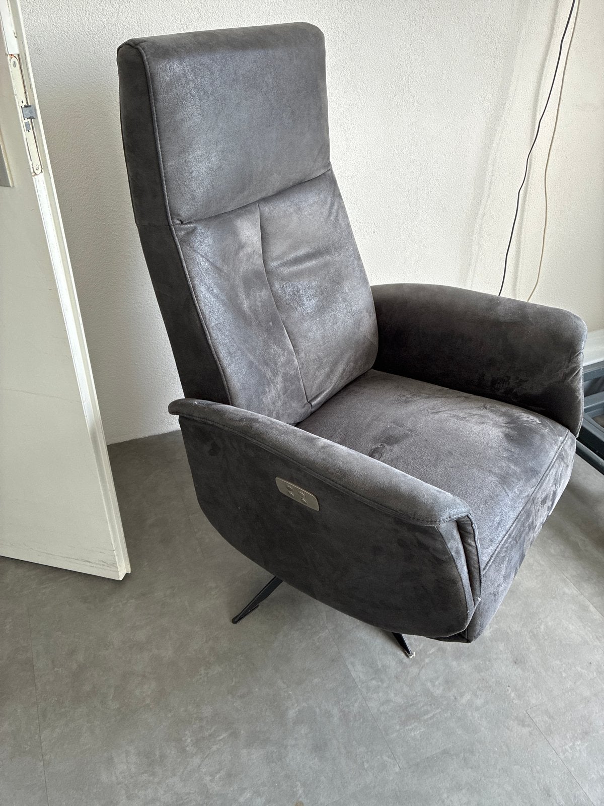 Comfortabele grijze relaxfauteuil met elektrische bediening, Ophalen, Gebruikt, Stof, 75 tot 100 cm