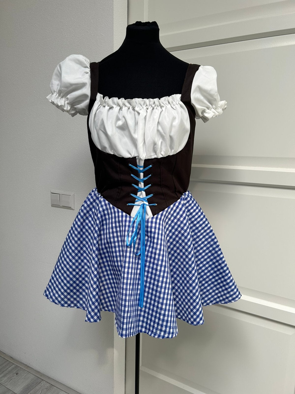 Dirndl Eva blauwe ruit maat L, Maat 42/44 (L), Nieuw, Ophalen of Verzenden, Overige thema's