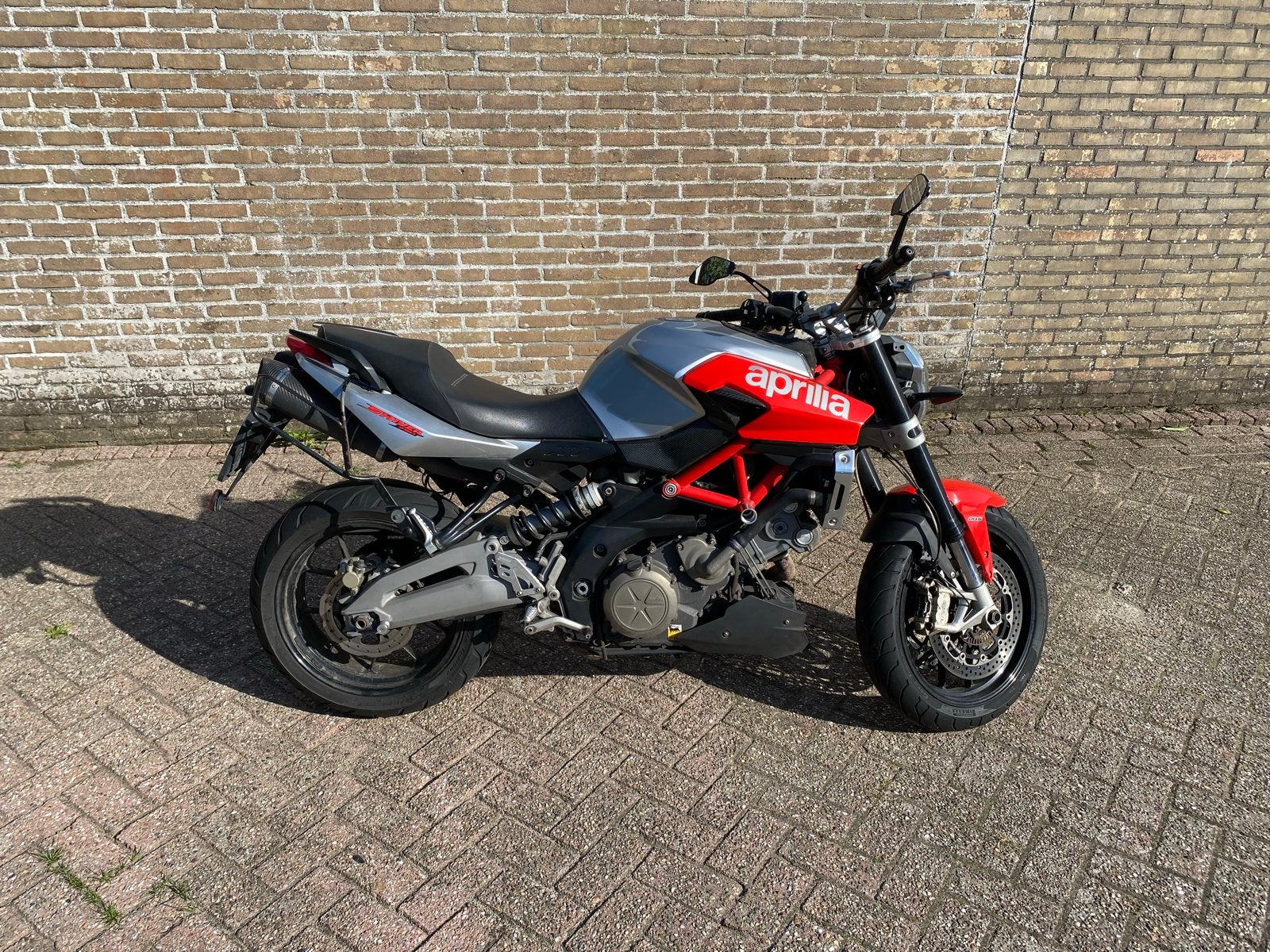 Aprilia Shiver 2011 - Carbon uitlaten en koffers, 750 cc, 2 cilinders, Motorrijbewijs A, Gebruikt