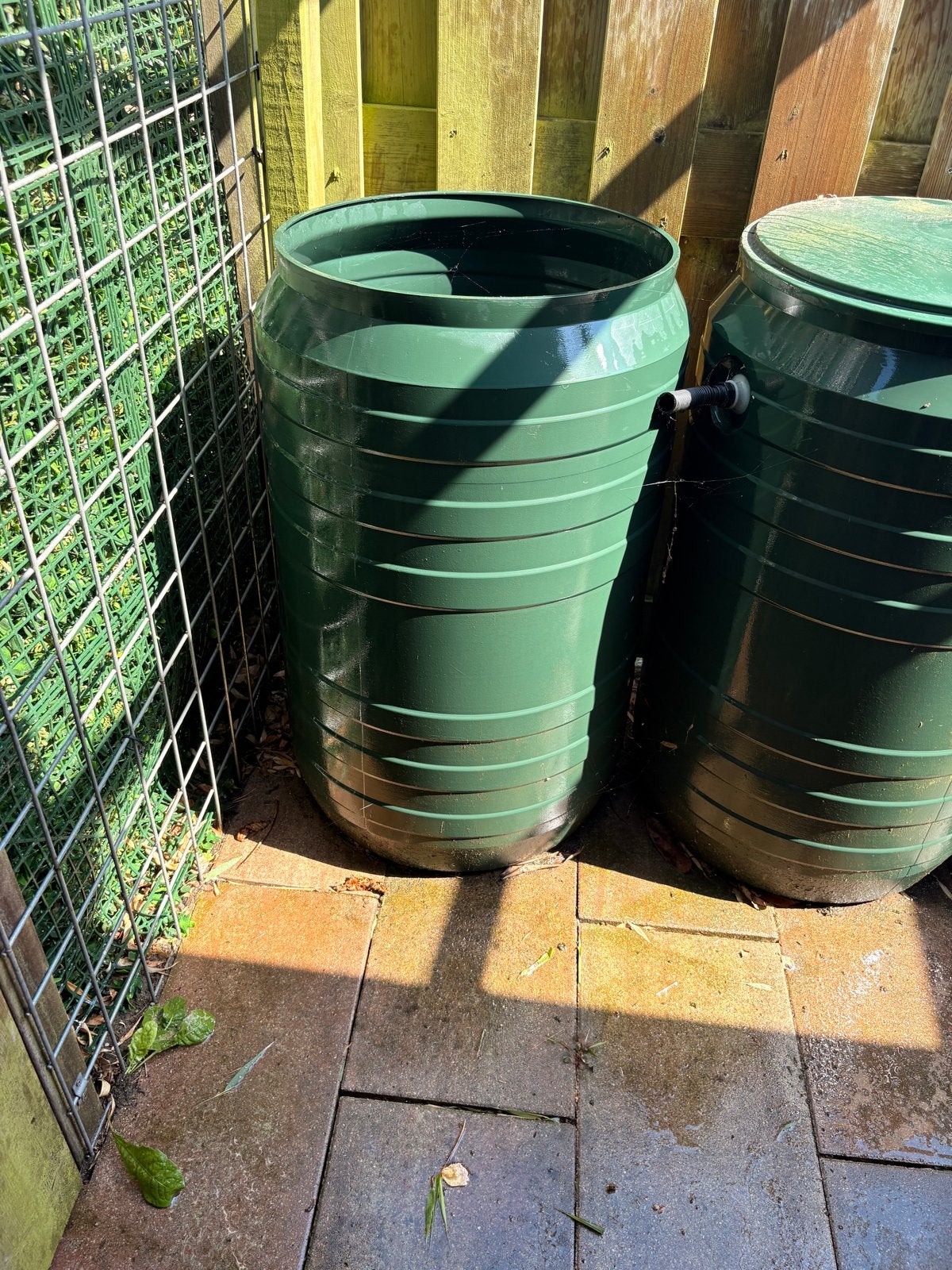 Regentonnen (2 stuks), Tuin en Terras, Ophalen, Kunststof, Gebruikt, Met kraantje