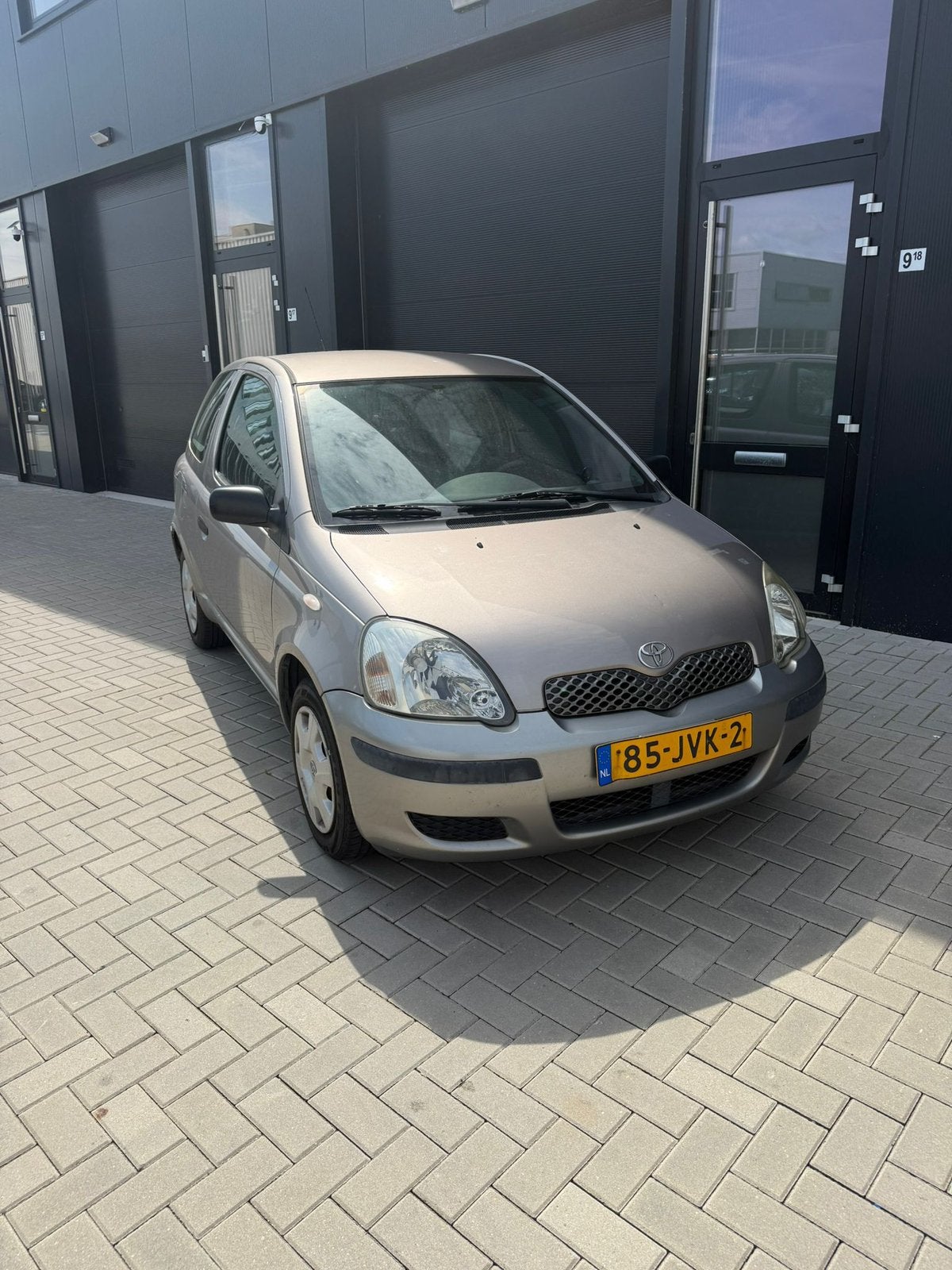 Toyota Yaris 1.0 16V Vvti 3DR 2003 Grijs, Auto's, 4 cilinders, 400 kg, 855 kg, Bedrijf