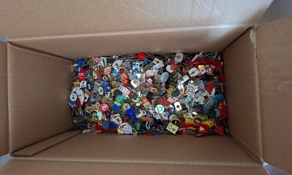 Grote partij diverse speldjes en pins. Ruim 2700 stuks!, Ophalen of Verzenden, Gebruikt, Overige onderwerpen, Speldje of Pin