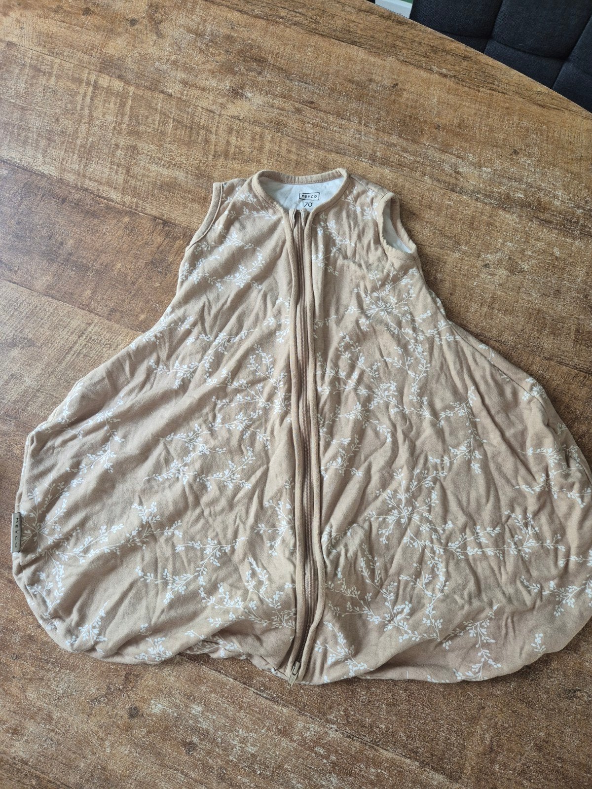 Meyco Slaapzak 70 cm spreidbroek heupdysplasie gips, Kinderen en Baby's, Meyco, Ophalen of Verzenden, Zo goed als nieuw, Beige