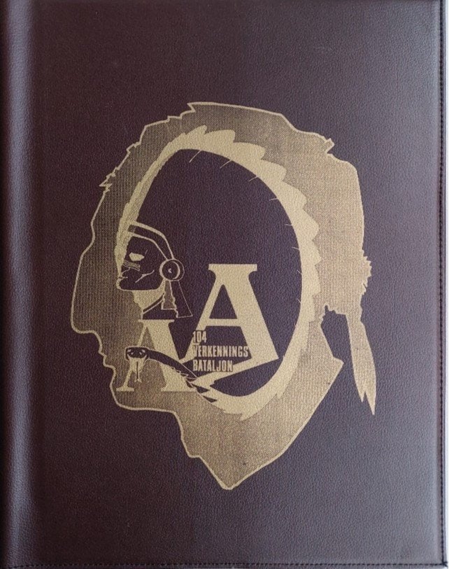 Schrijfmap 104 A-Verkenningsbataljon, Verzamelen, Militaria | Algemeen, Ophalen of Verzenden, Landmacht, Nederland, Embleem of Badge
