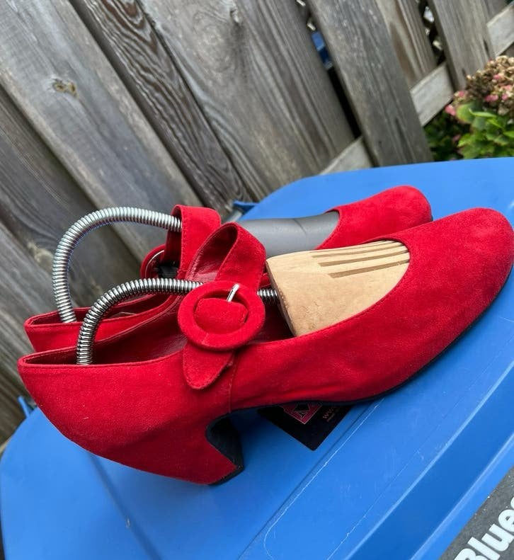 Rode suède pump met bandje van Högl maat 7,5. ZGAN, Pumps, Ophalen of Verzenden, Zo goed als nieuw, Rood