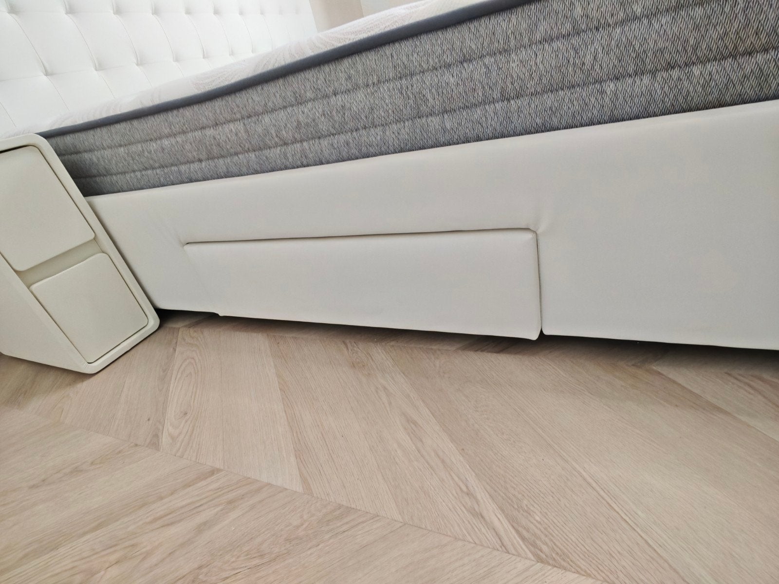 Foto 6 van Bed met matras, topper en nachtkastjes 180x200cm