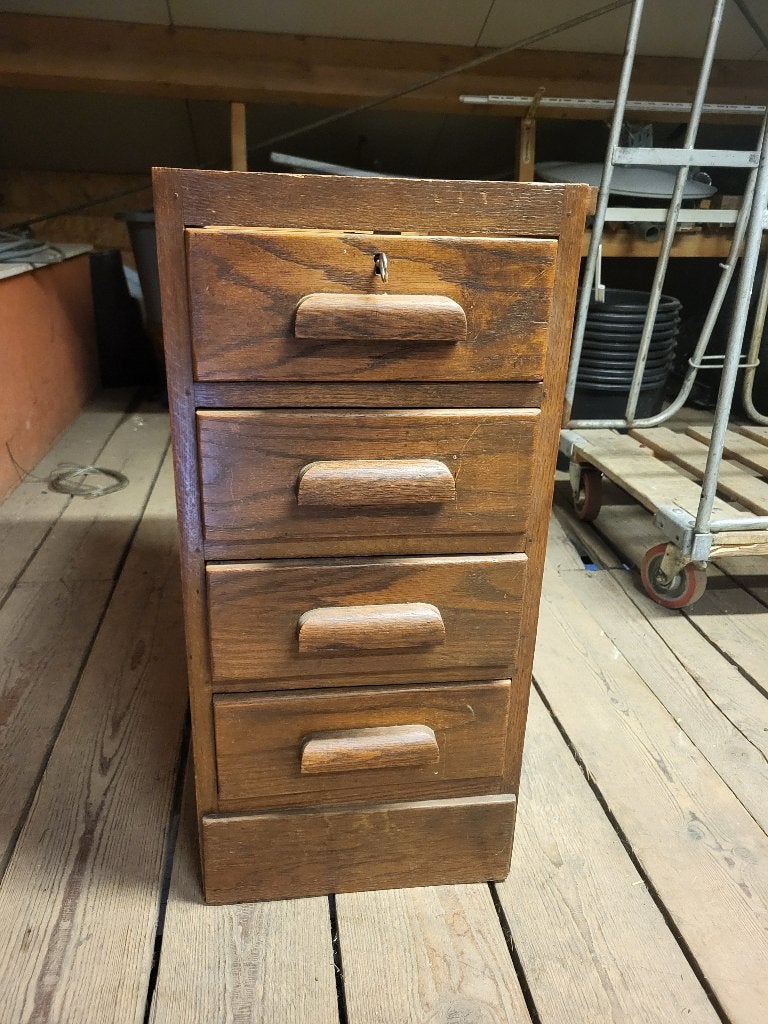 Eiken bureau.              2 Ladenblokken van elk 4 laden., Huis en Inrichting, Bureaus, Overige typen, Gebruikt, Hout, 73 cm