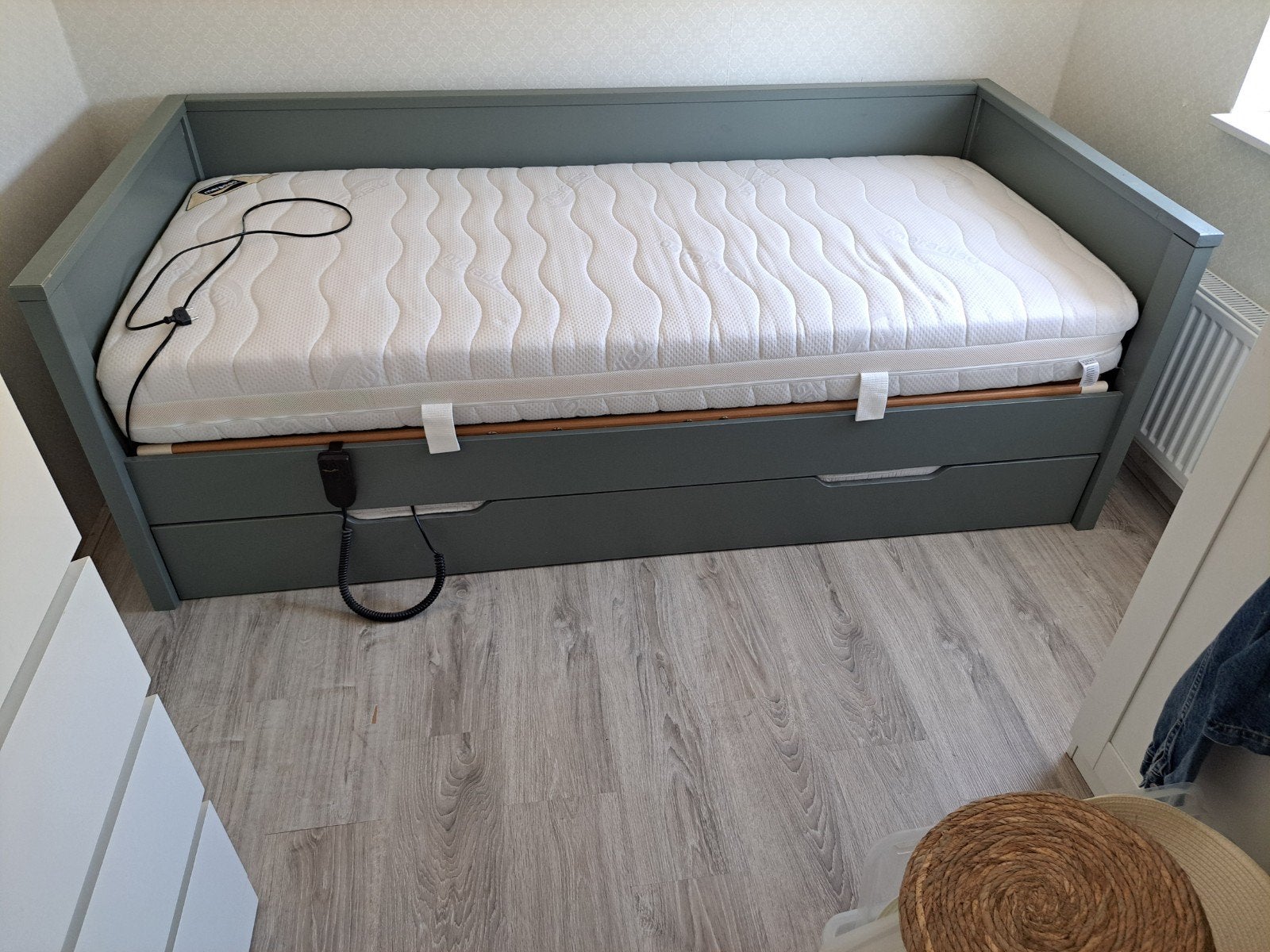 Grijsgroen bed met uitschuifbaar logeerbed en lades, Ophalen, 90 cm, Eenpersoons, 200 cm