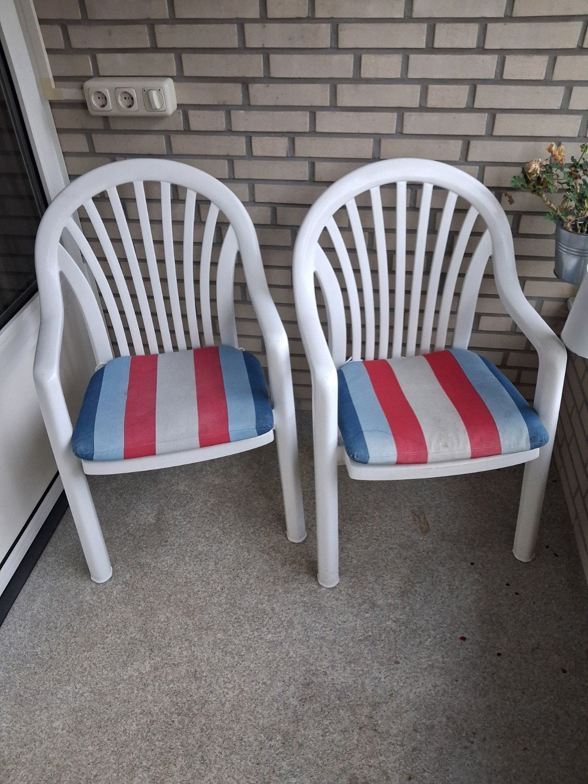 2 Witte Kunststof Tuinstoelen met Kussens, Ophalen of Verzenden, Gebruikt, Kunststof