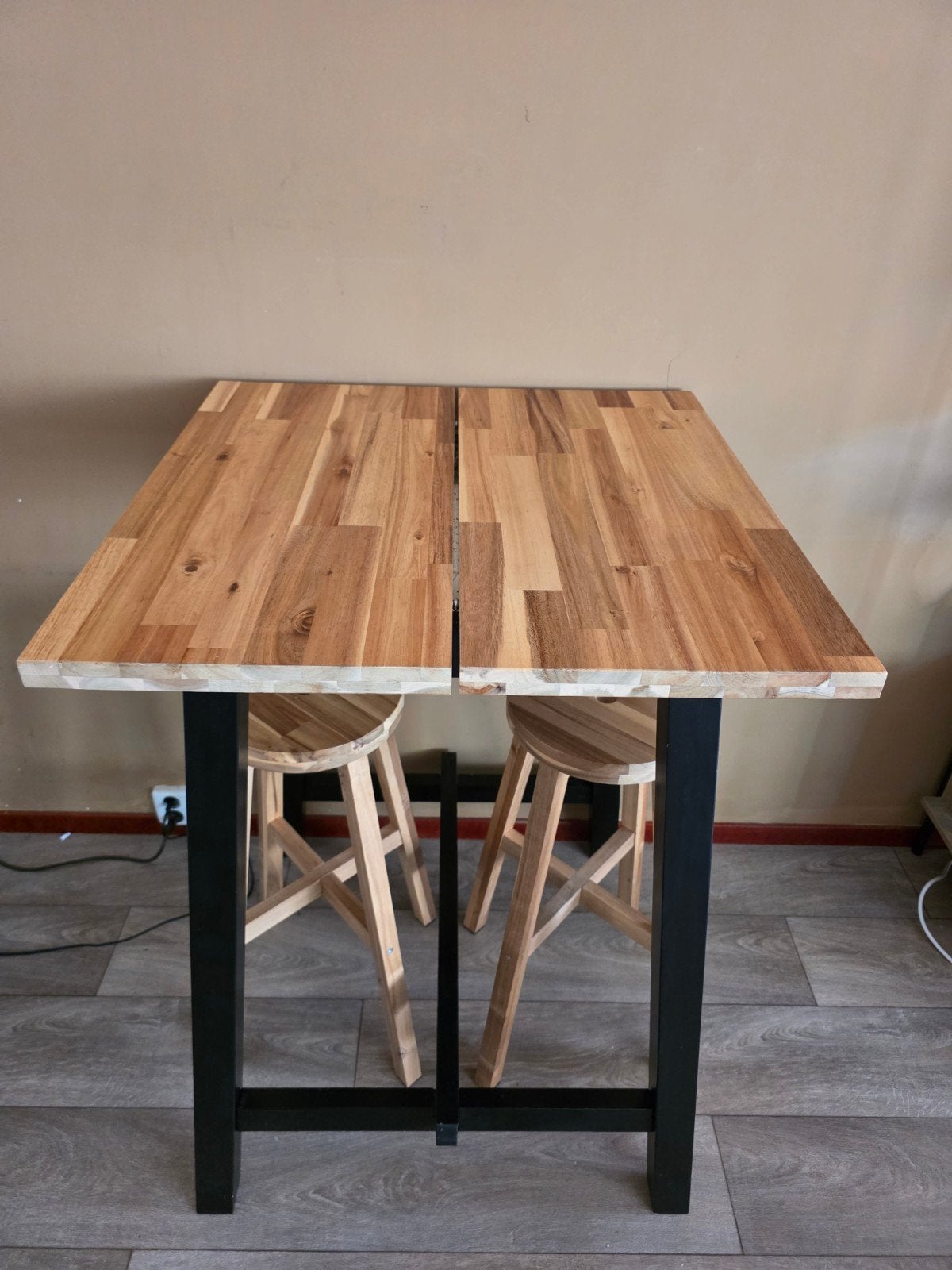 Ikea bartafel SKOGSTA met 2x barkrukken - Zo goed als nieuw, Ophalen, 60 tot 90 cm, Zo goed als nieuw, Hout