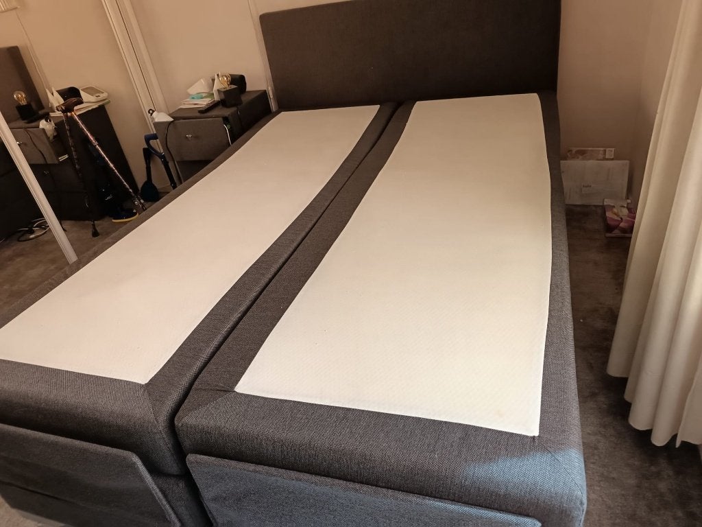 Boxspring 140 x 200(Beddenleeuw) met 2 nachtkastjes, Ophalen, Gebruikt, Tweepersoons, 140 cm