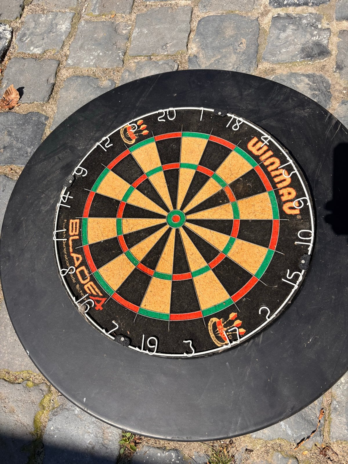 Dartbord Winmau Blade 4 Dartbord met Surround, Sport en Fitness, Darts, Ophalen, Gebruikt, Dartbord