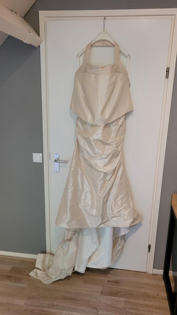 Elegante champagnekleurige trouwjurk met haltertop, Ophalen of Verzenden, Zo goed als nieuw, Overige kleuren, Trouwjurk
