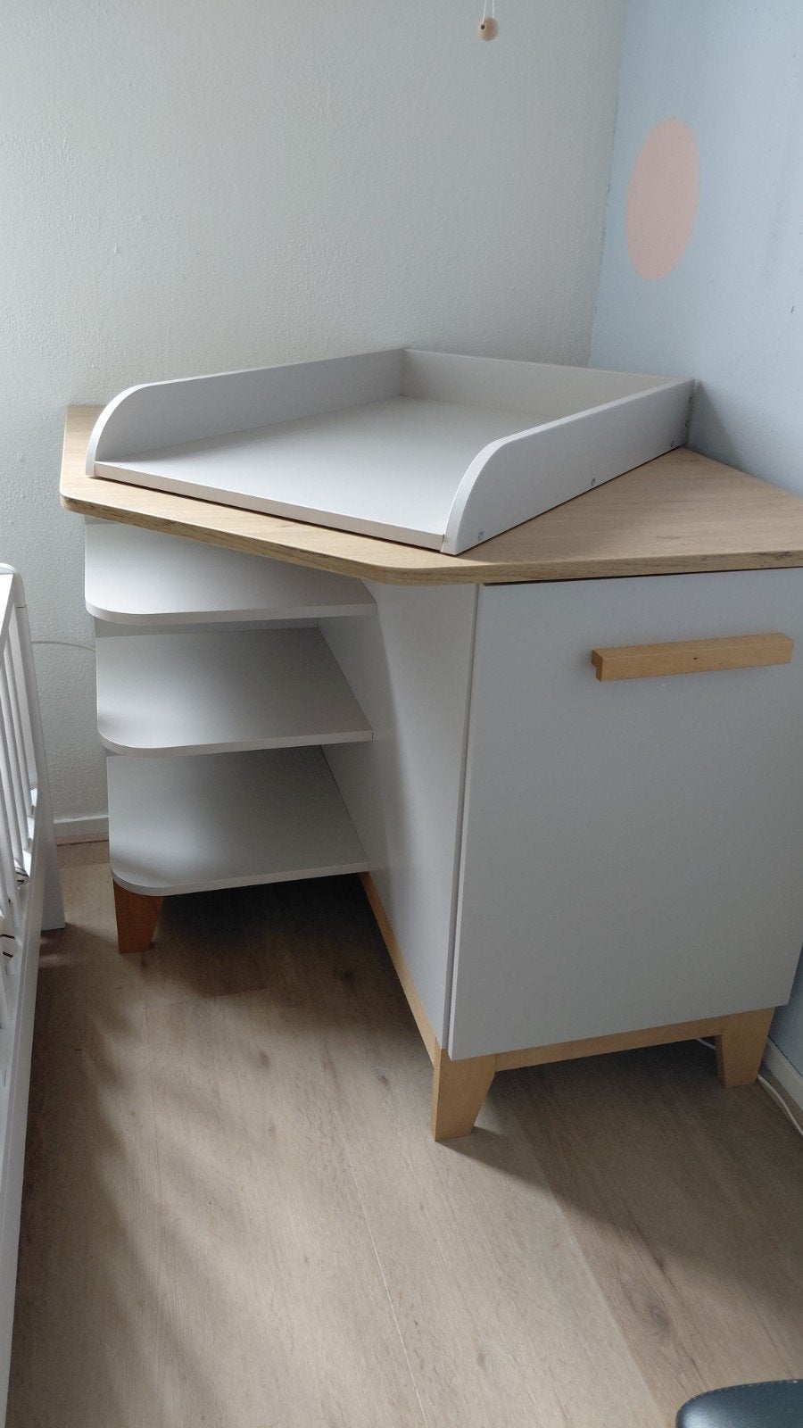 Hoekcommode met opstaande rand en opbergruimte, Ophalen, 50 tot 70 cm, Opstaande rand, 90 tot 105 cm
