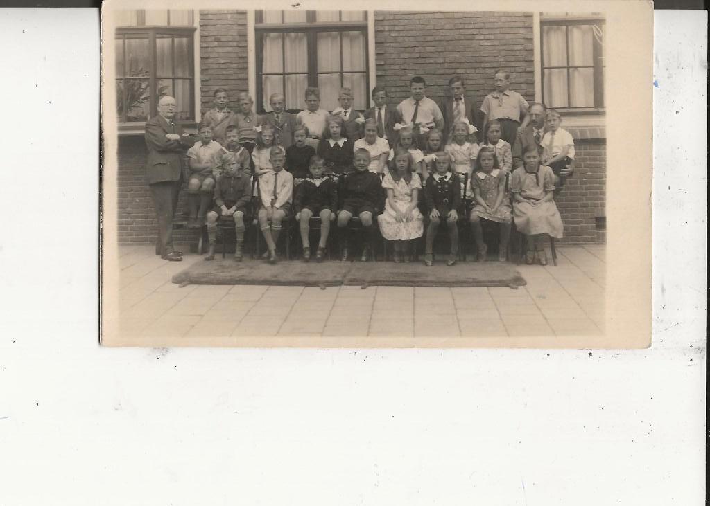 De Lier Klassefoto buiten met twee onderwijzers Fotokaart, Ophalen of Verzenden, 1920 tot 1940, Ongelopen, Zuid-Holland
