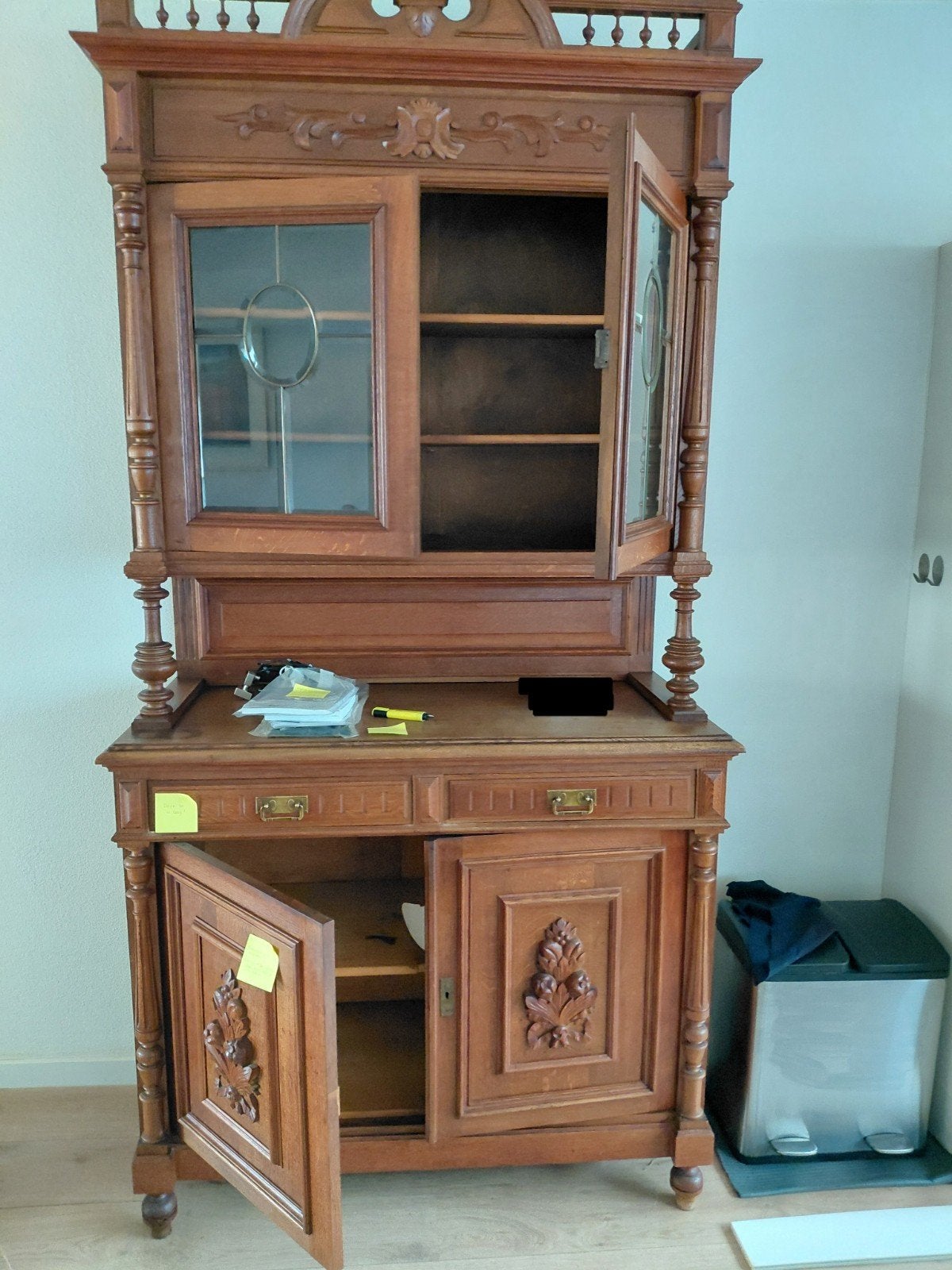 Antieke houten buffetkast met glas en houtsnijwerk, Ophalen