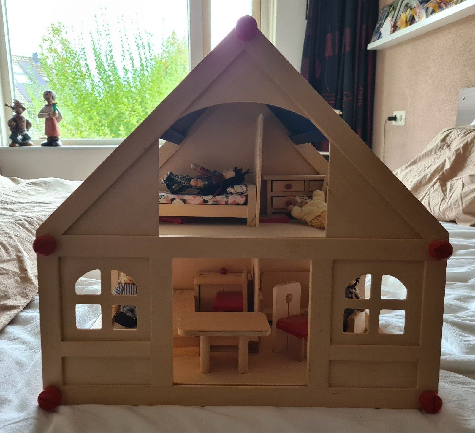 Houten poppenhuis met meubels en poppen, Ophalen, Gebruikt, Poppenhuis