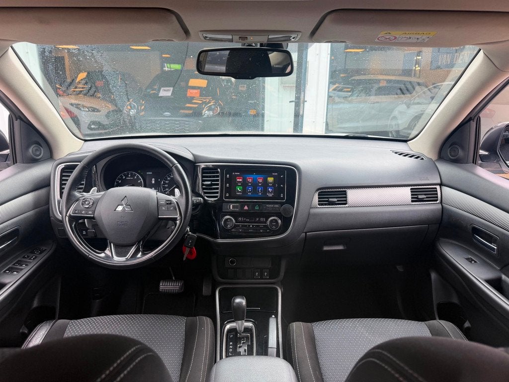 Mitsubishi Outlander 2.0 2WD Instyle|Navi|Cruise|Clima|Carpl, Auto's, Mitsubishi, 1998 cc, Stof, Zwart, 4 cilinders