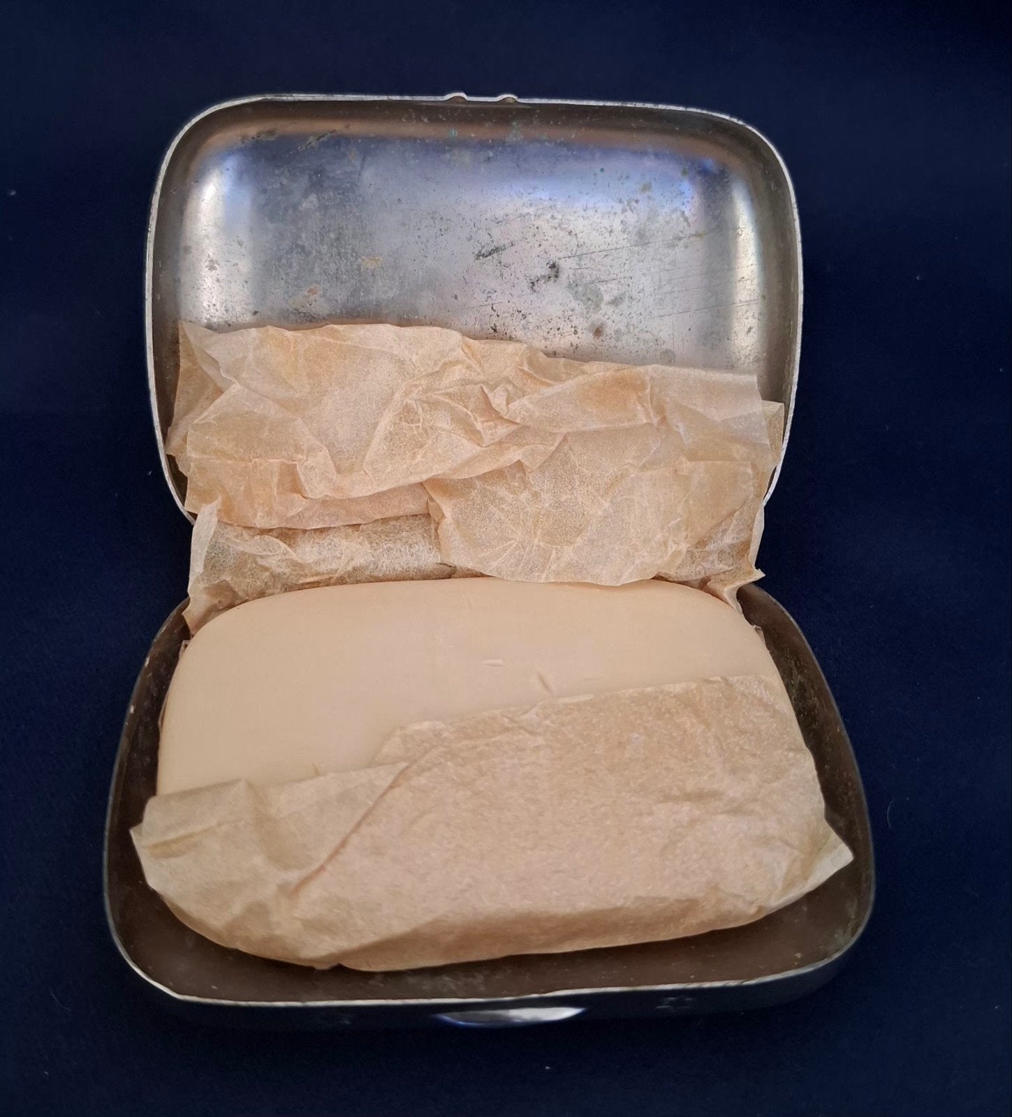 Antiek verzilverd zeepdoosje met originele zeep, Ophalen of Verzenden