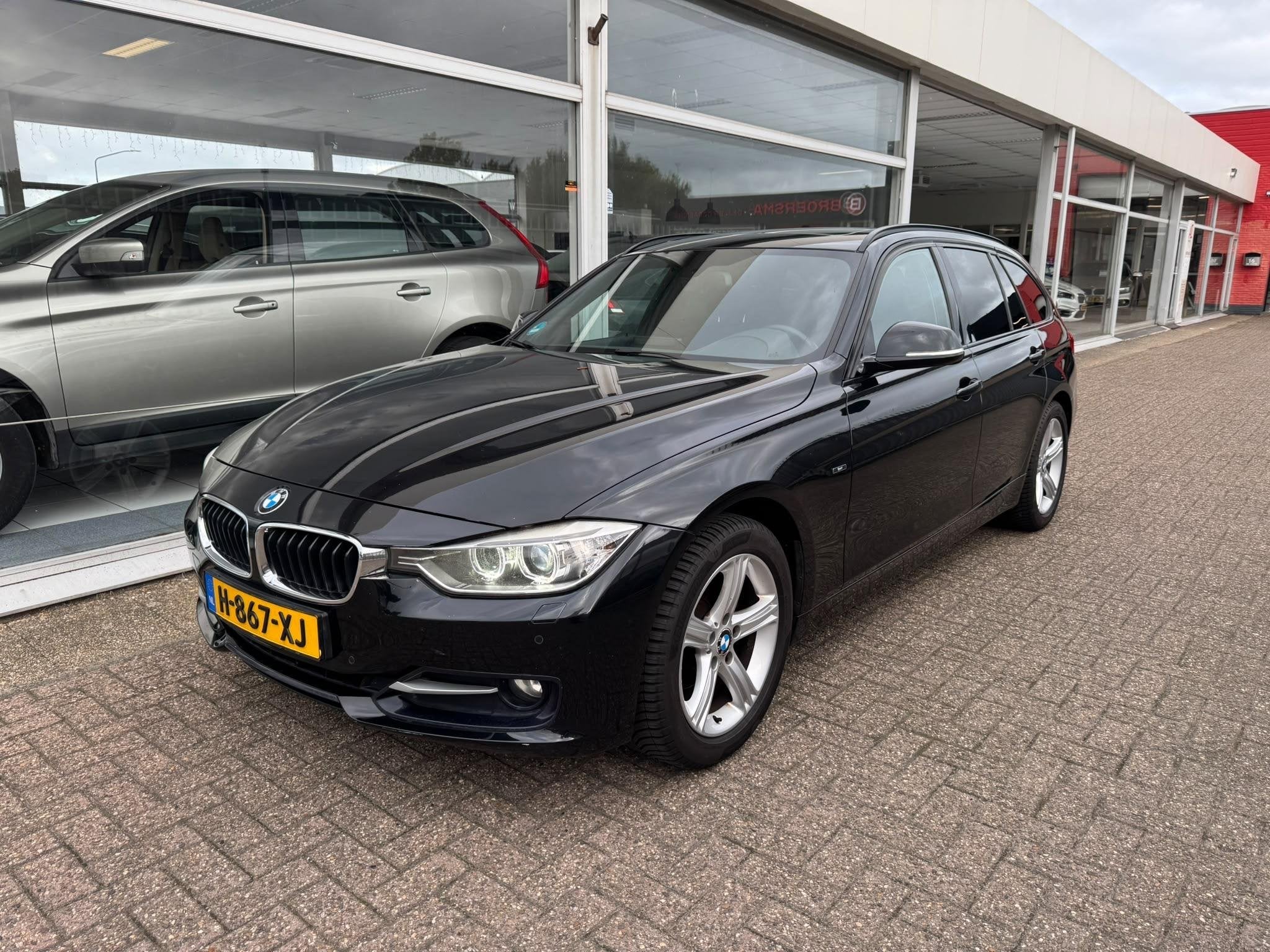BMW 3-serie Touring 316i High Executive | Panoramadak | Navi, Gebruikt, 4 cilinders, Zwart, Leder