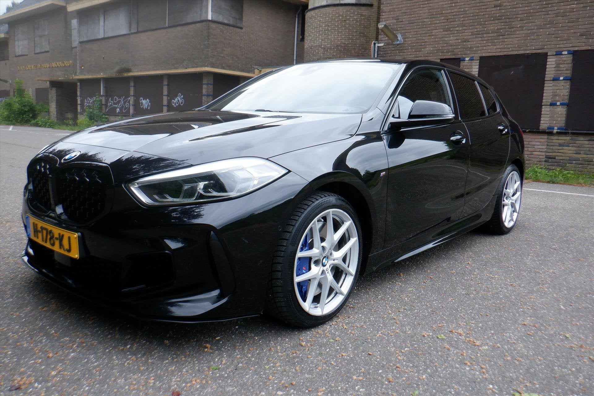 BMW 1-Serie (f40) M135i 320PK 5D Aut. X-DRIVE, Achterwielaandrijving, Gebruikt, Alcantara, Zwart