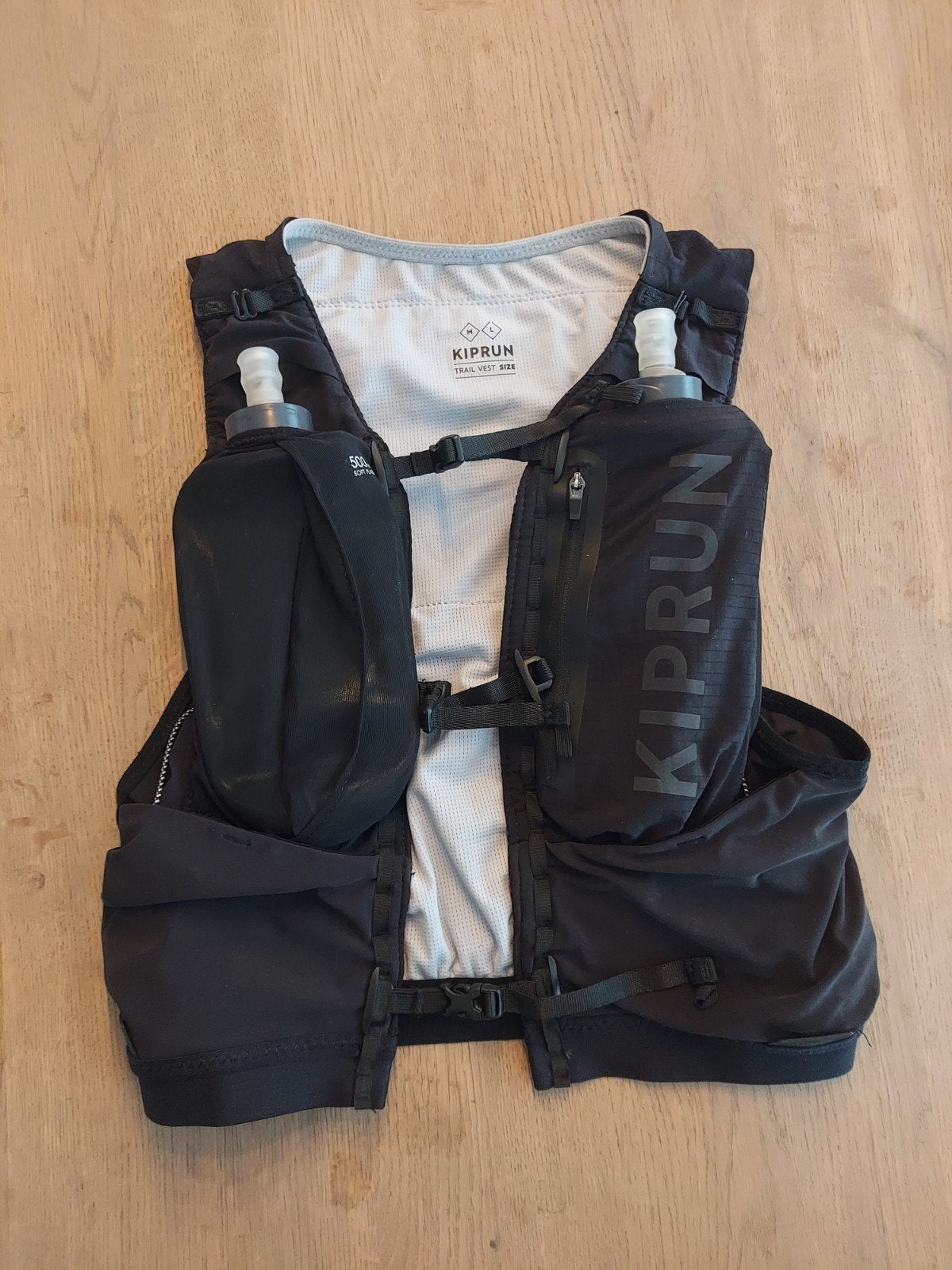 Kiprun Trail Vest 5L met 2 softflasks, Sport en Fitness, Loopsport en Atletiek, Overige typen, Zo goed als nieuw, Hardlopen, Ophalen