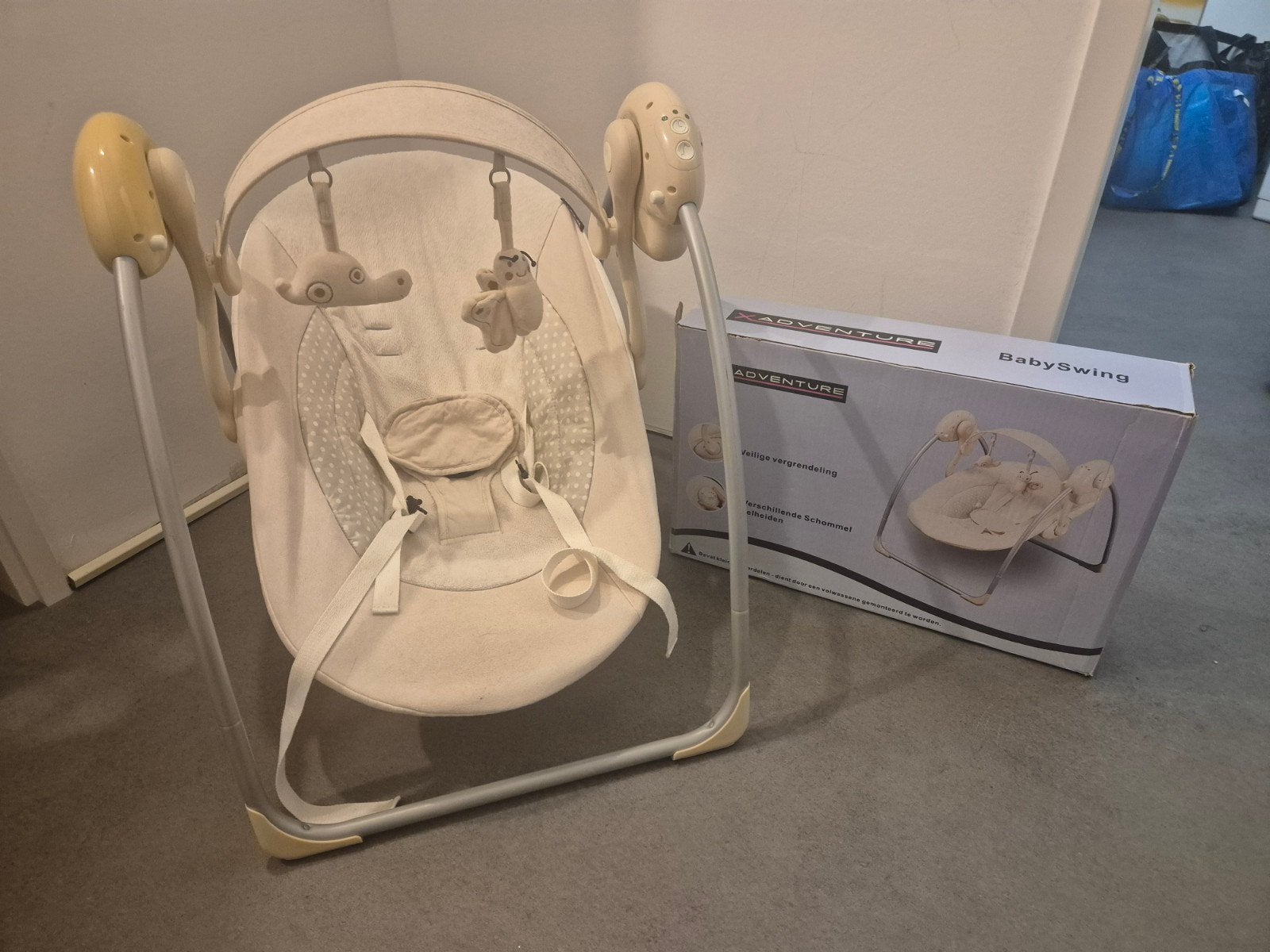X-Adventure Babyswing - Schommelstoel met gordels, Kinderen en Baby's, Wipstoeltjes, Overige merken, Gebruikt, Schommelstoel, Met gordel(s) of riempje(s)