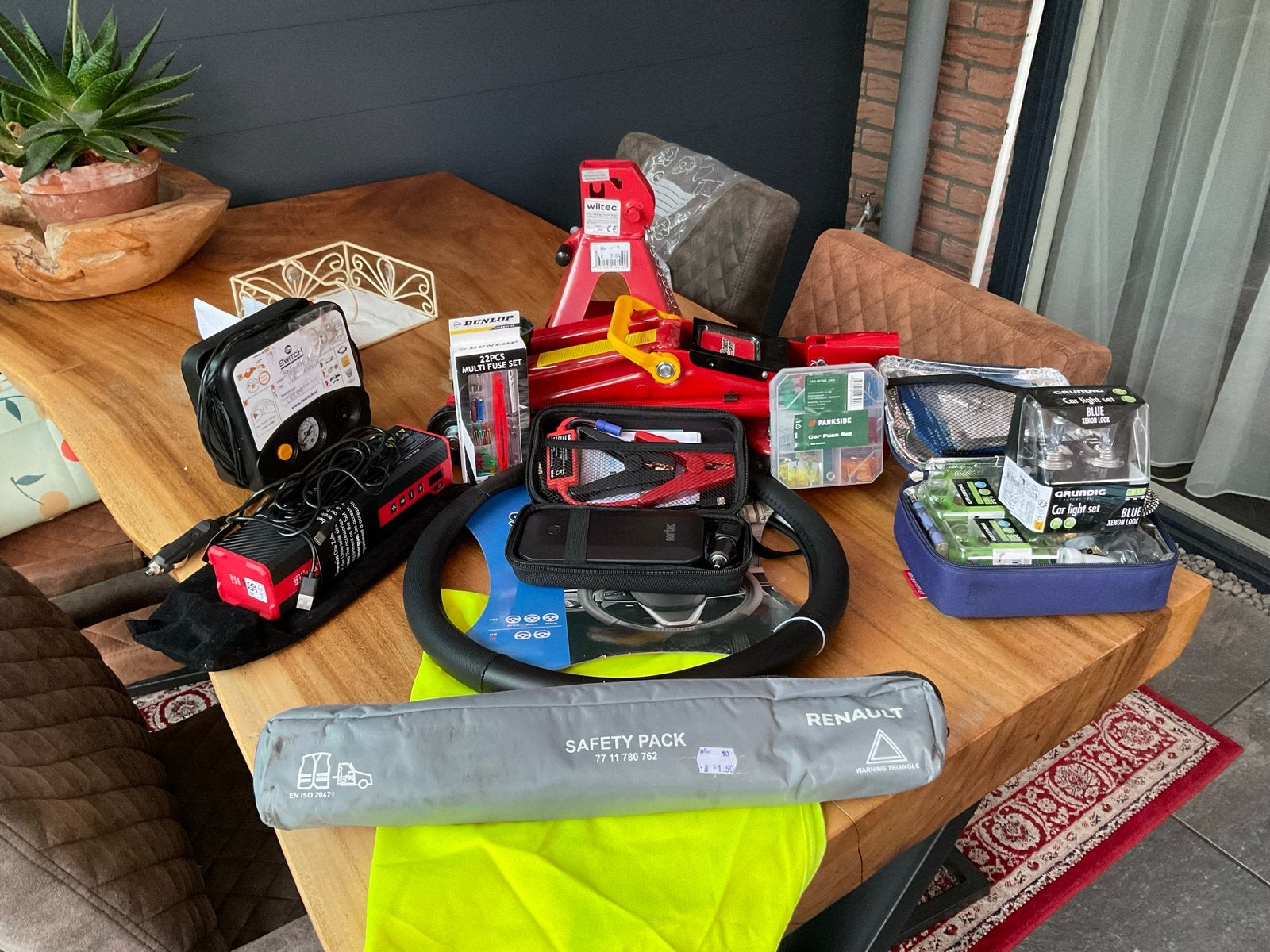 Complete auto-accessoires set: krik, compressor, startkabels, Ophalen, Zo goed als nieuw