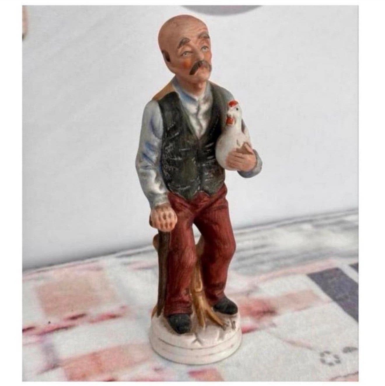 1990 vintage Antiek porseleinen beeldje Man met Kip 19CM, Verzamelen, Ophalen of Verzenden, Mens