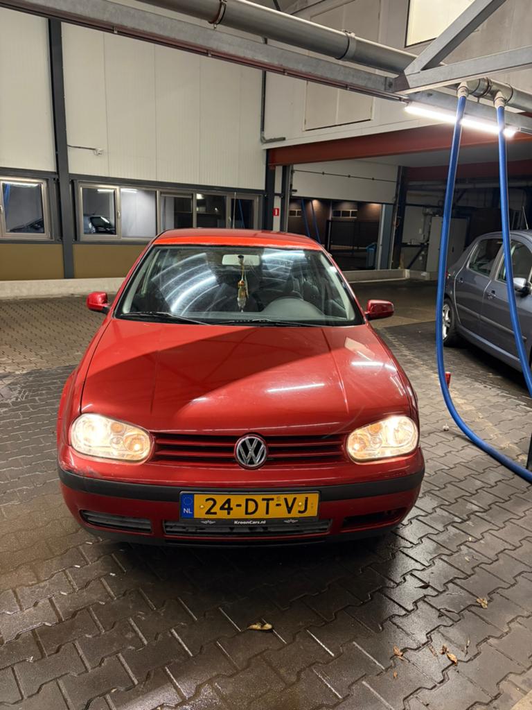 Volkswagen Golf 1.6 74KW AUT 2000 Rood nieuwe apk, Auto's, Stof, Zwart, 4 cilinders, 100 pk