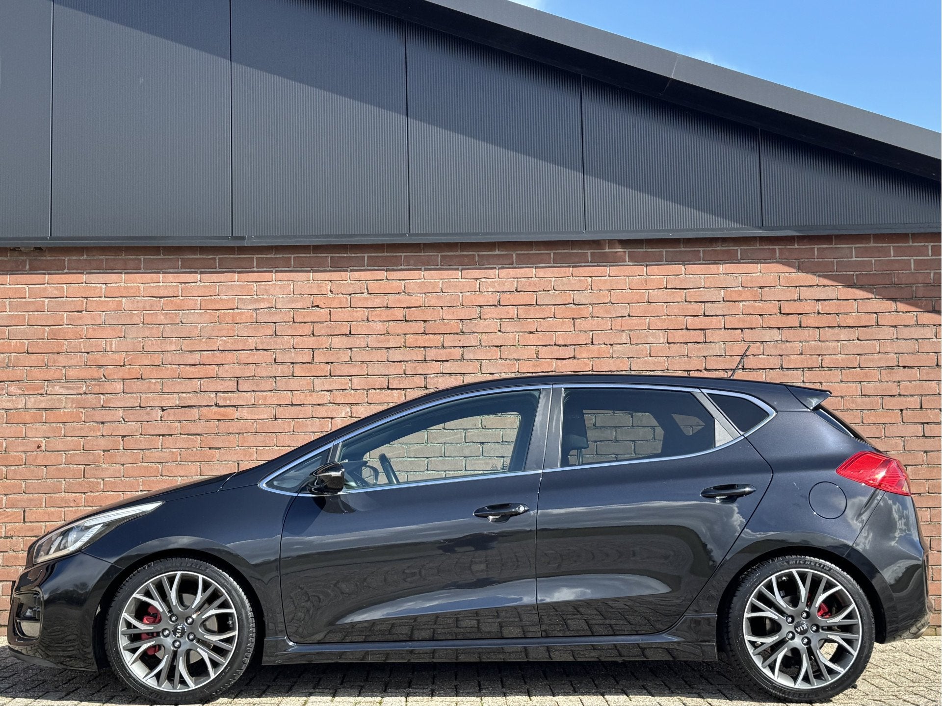 Kia cee'd 1.6 GT | NL-AUTO! | DEALER OH! | NAVI! | CAMERA!, Auto's, Voorwielaandrijving, Euro 5, 4 cilinders, Zwart