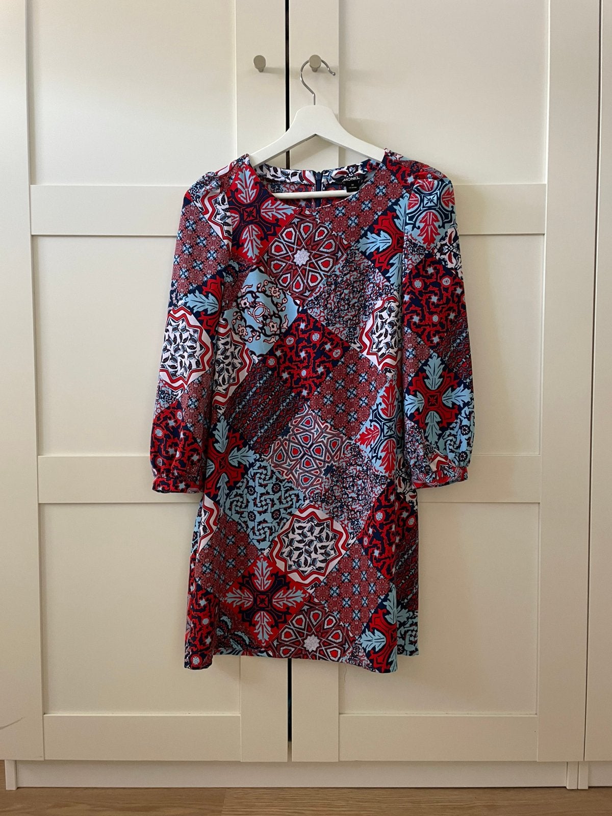 Heel mooi kort jurkje van Monki met lange mouwen maat 34, Kleding | Dames, Jurken, Ophalen of Verzenden, Zo goed als nieuw, Maat 34 (XS) of kleiner