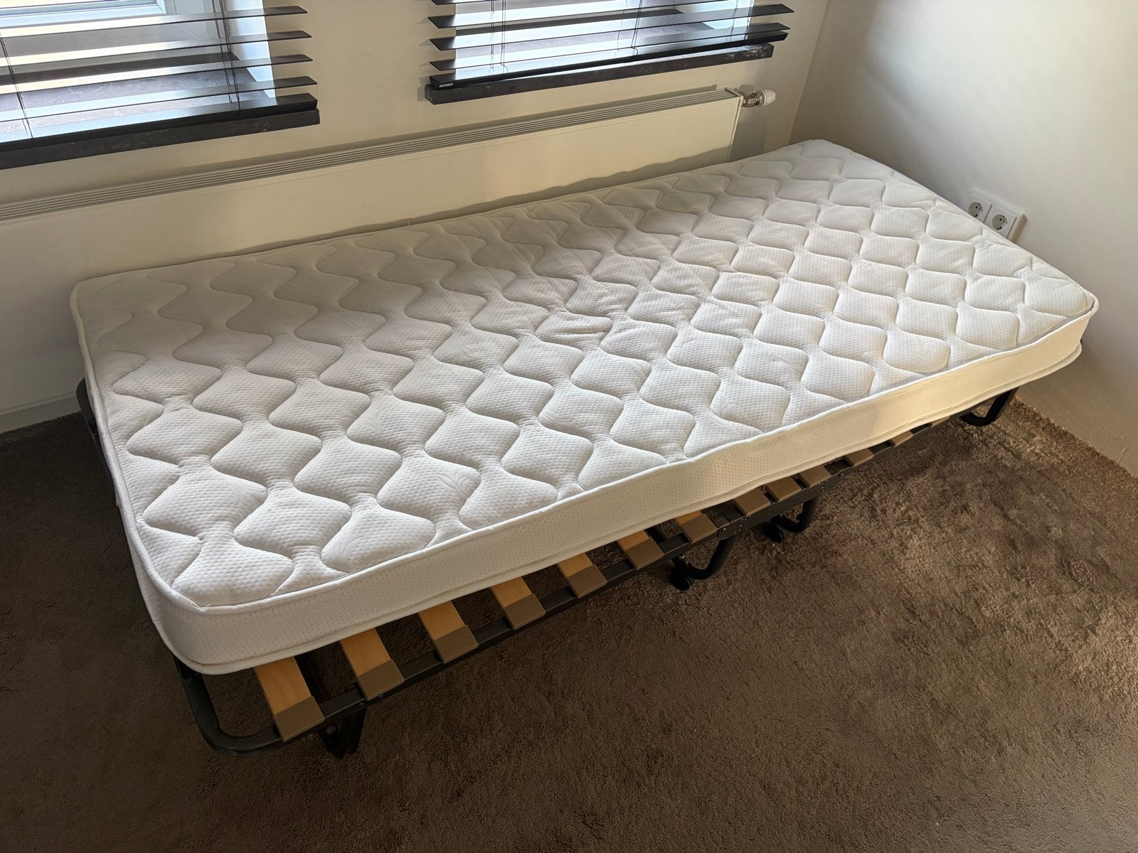 Opvouwbaar logeerbed met matras - Zo goed als nieuw, 90 cm, Eenpersoons, Ophalen of Verzenden, Zo goed als nieuw