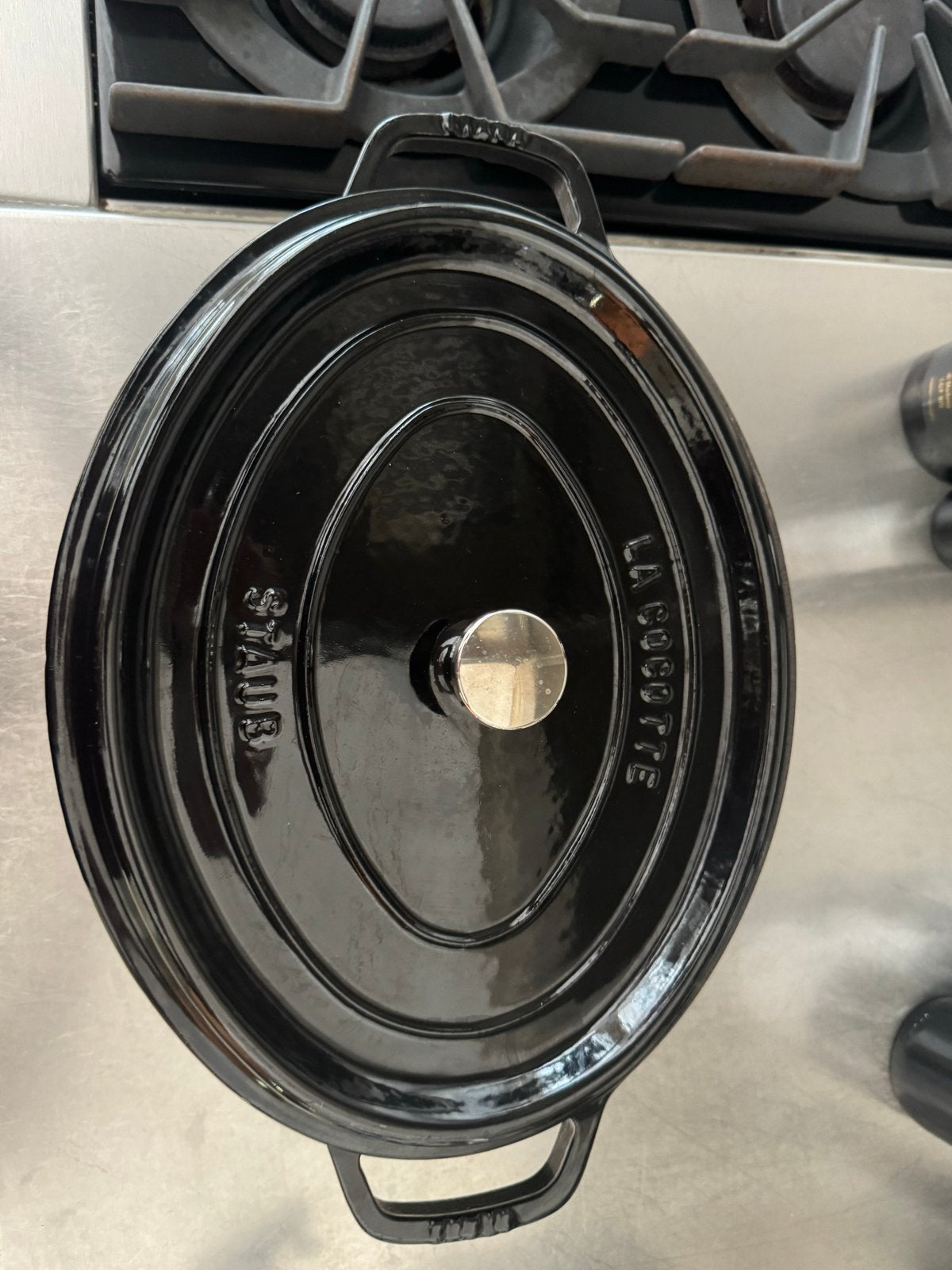 Staub La Cocotte Ovale Gietijzeren Braadpan - Zwart, Gebruikt, Met deksel, Ophalen of Verzenden, Braadpan