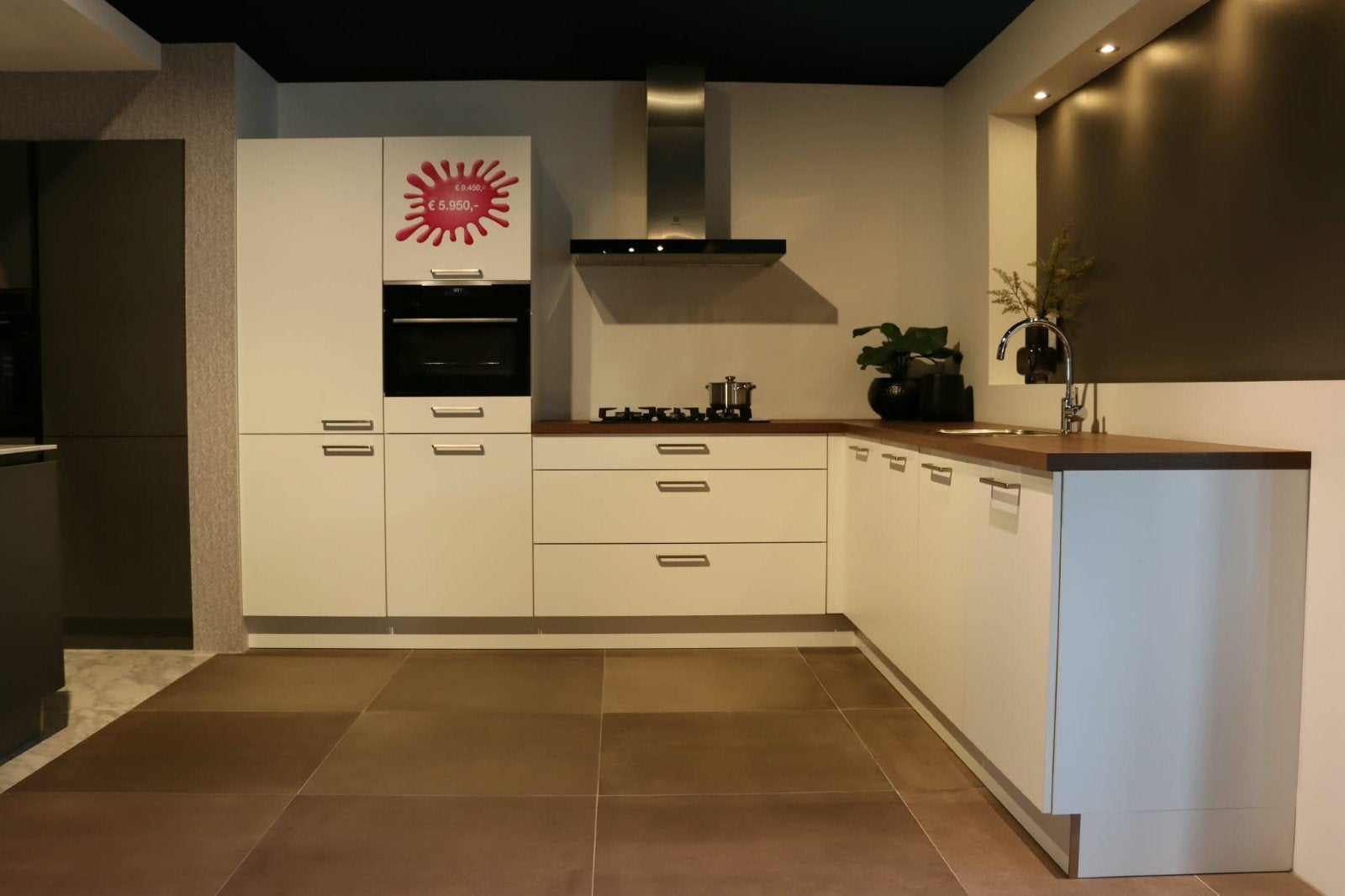 Nolte mat witte hoekkeuken | Electrolux apparatuur | € 4.950, Ophalen, Nieuw, Wit