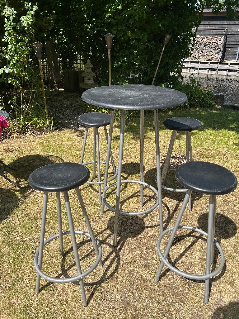 Staantafel en 4 barkrukken en rokken, Ophalen, Gebruikt