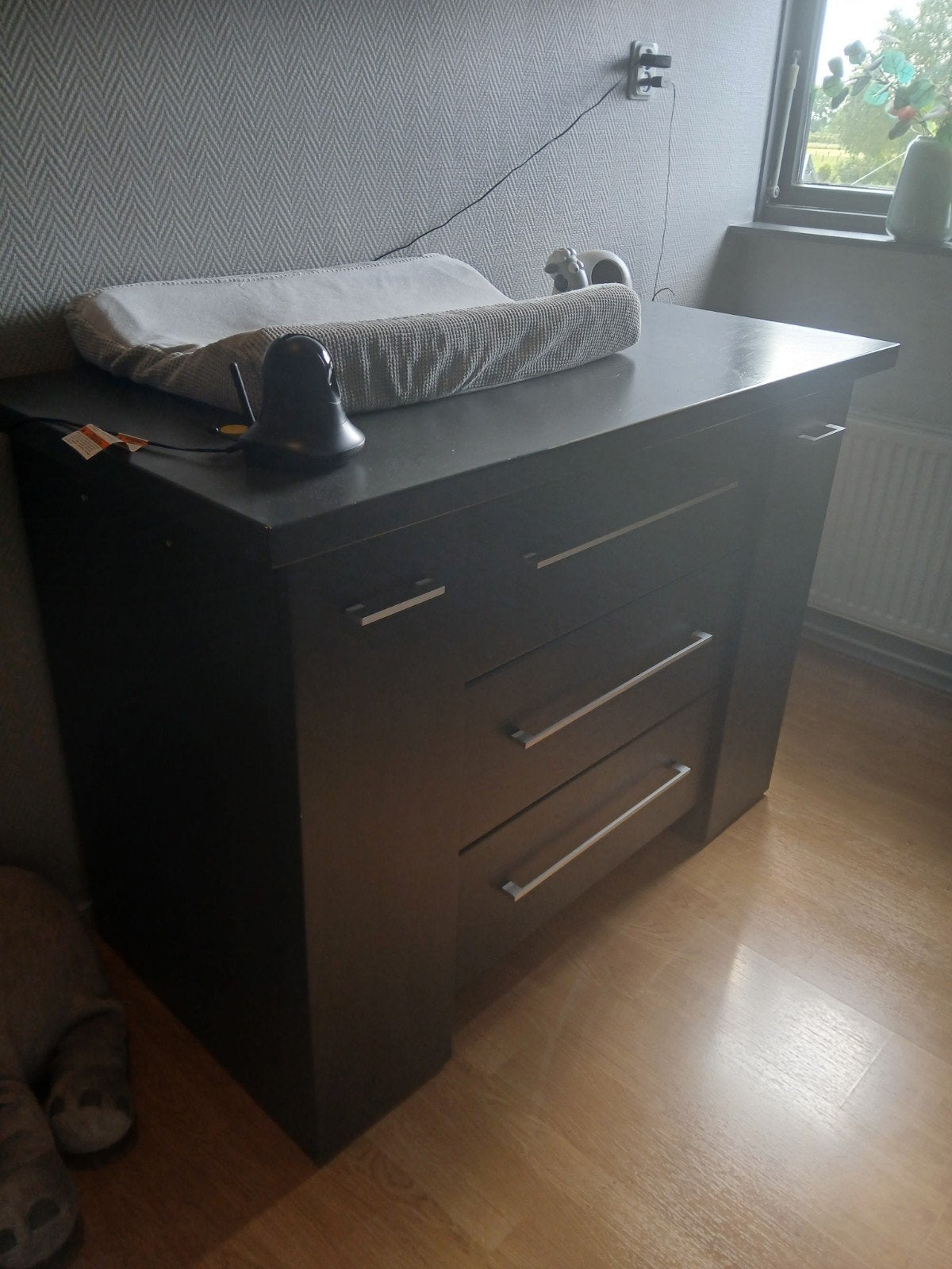 Donkere commode met 3 lades en opbergvakken, Ophalen, Gebruikt, 70 cm of meer, 100 cm of meer